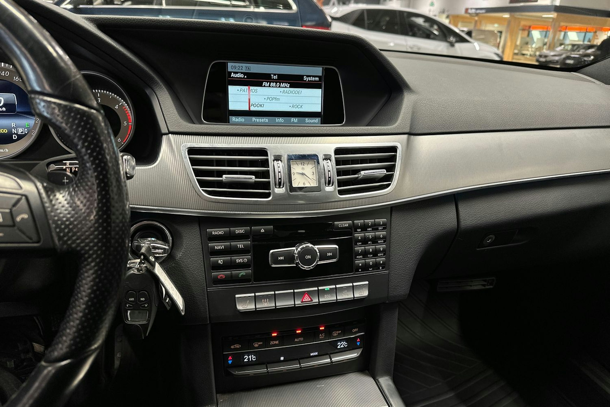 valkoinen Mercedes-Benz E 2014 kuva 19.