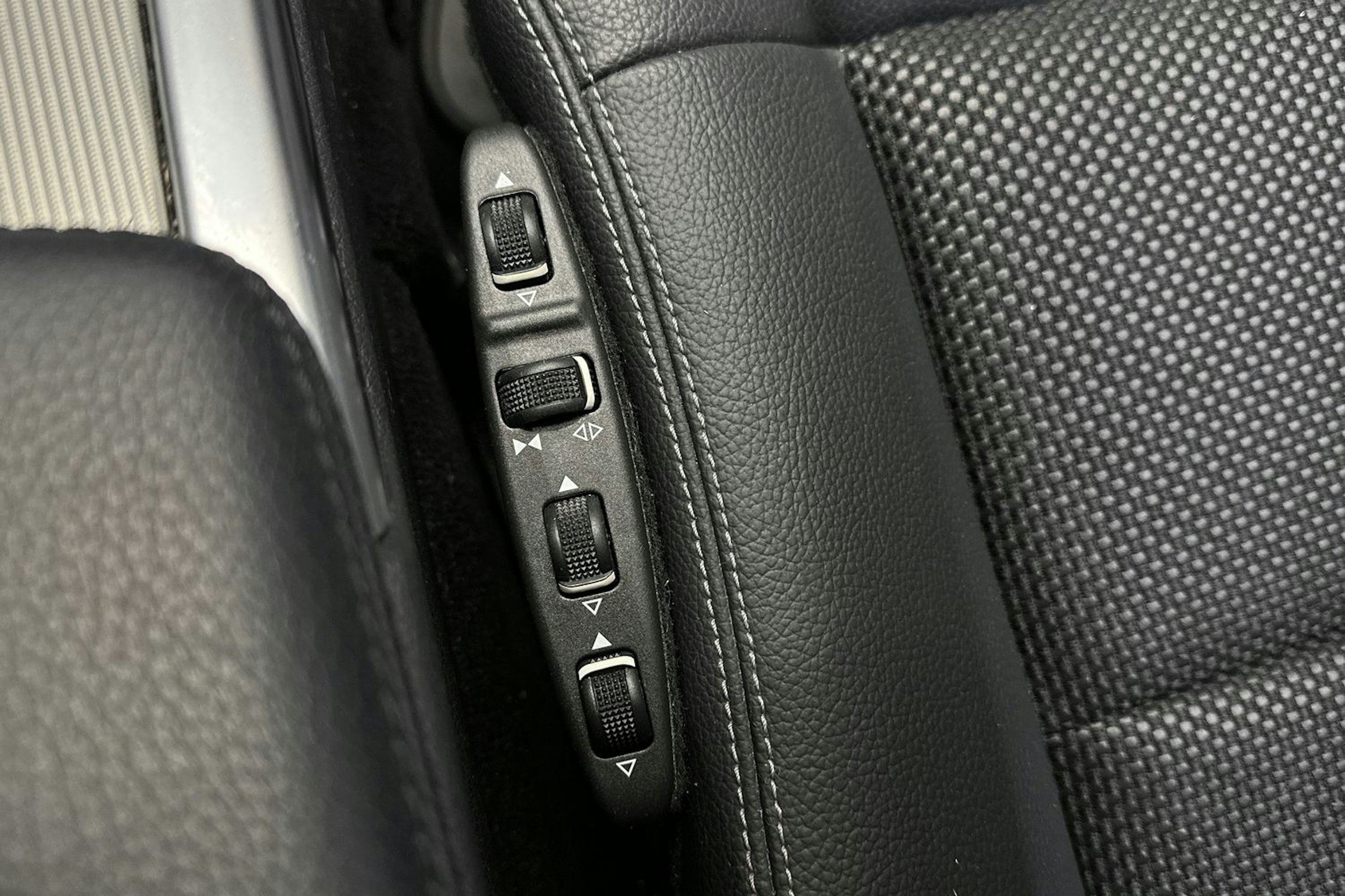 valkoinen Mercedes-Benz E 2014 kuva 22.