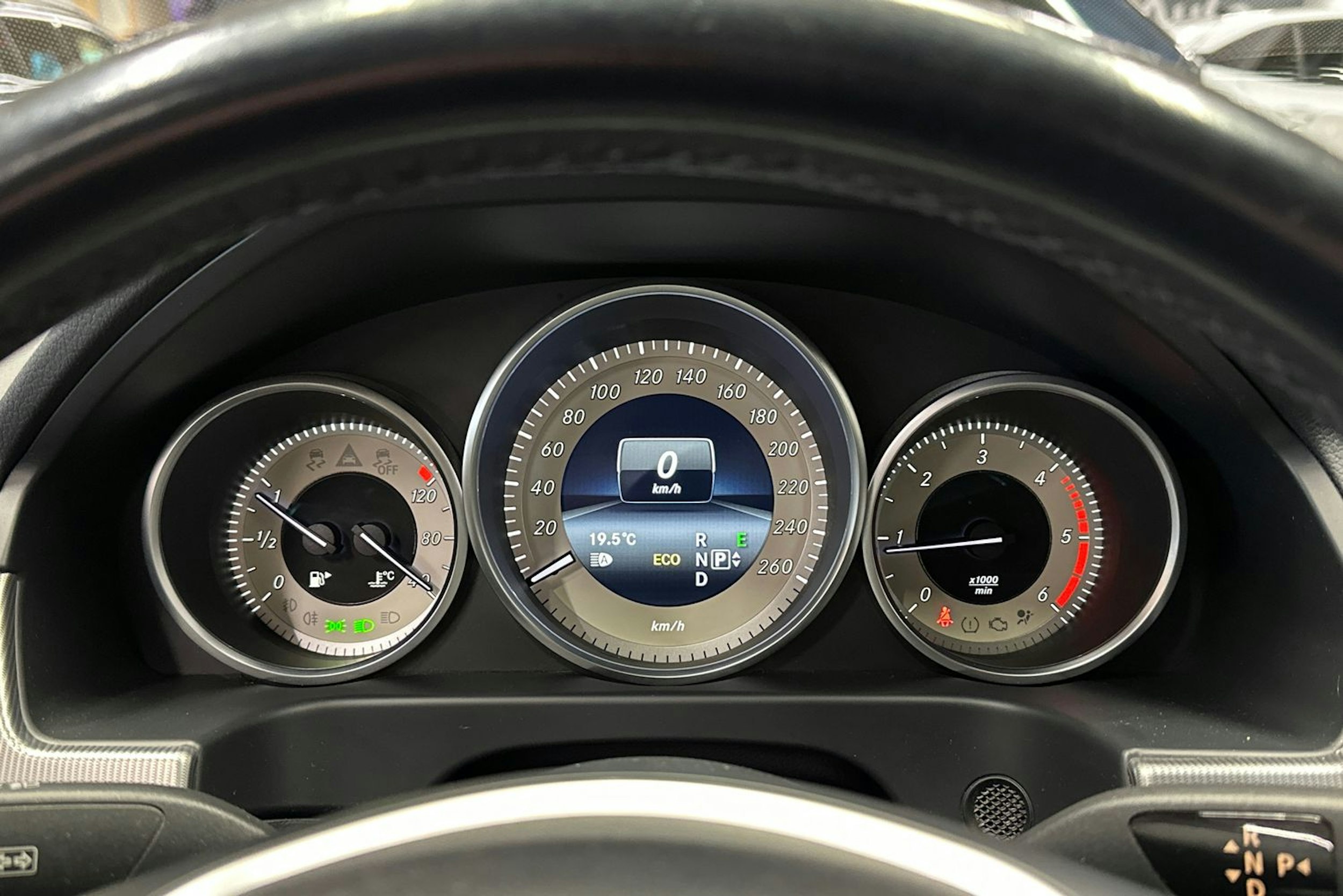 valkoinen Mercedes-Benz E 2014 kuva 23.