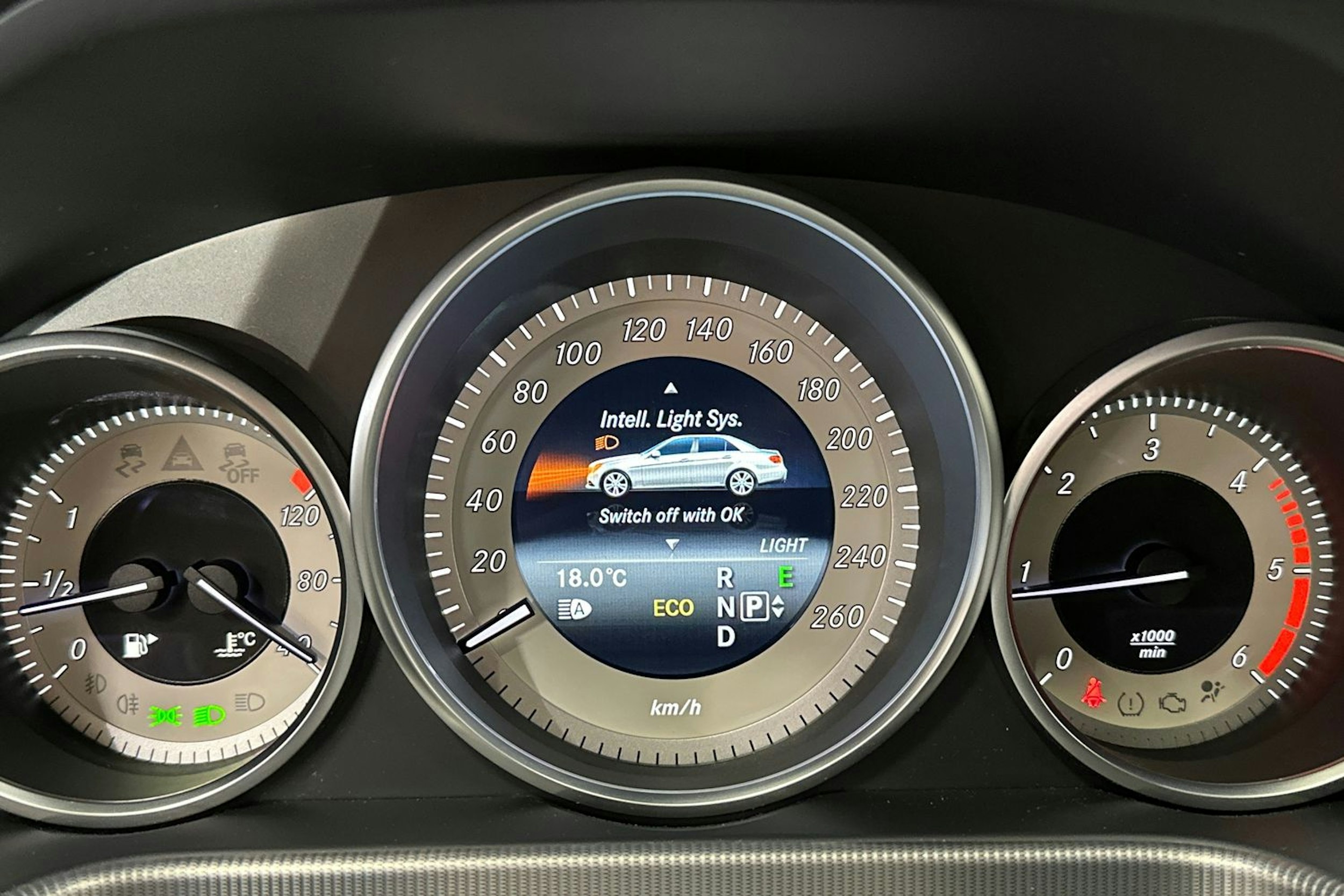 valkoinen Mercedes-Benz E 2014 kuva 25.