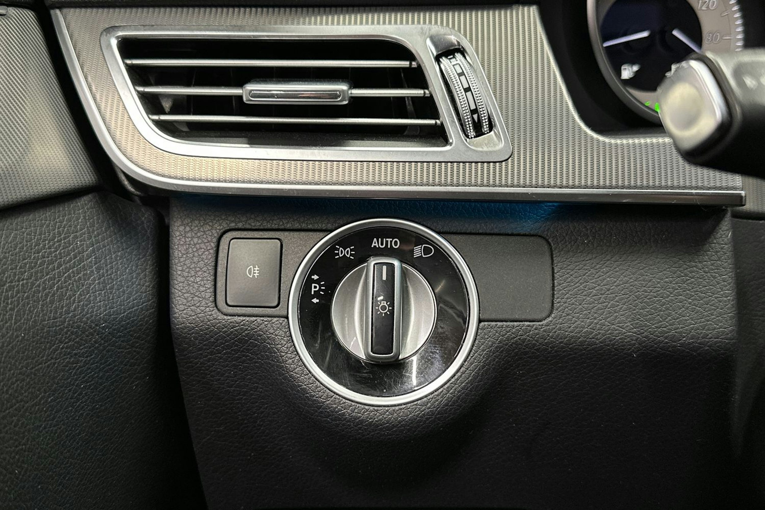 valkoinen Mercedes-Benz E 2014 kuva 30.