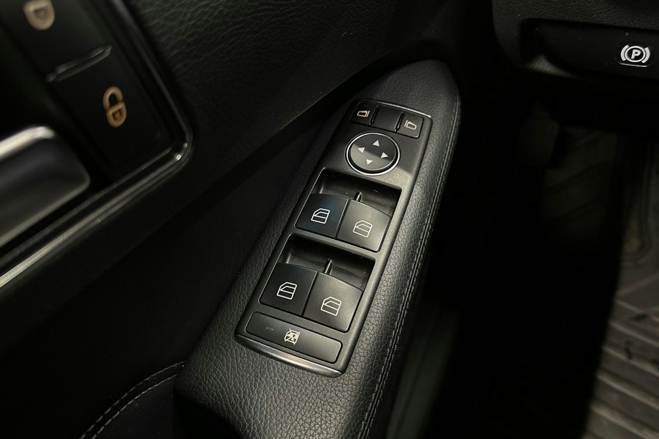 valkoinen Mercedes-Benz E 2014 kuva 31.