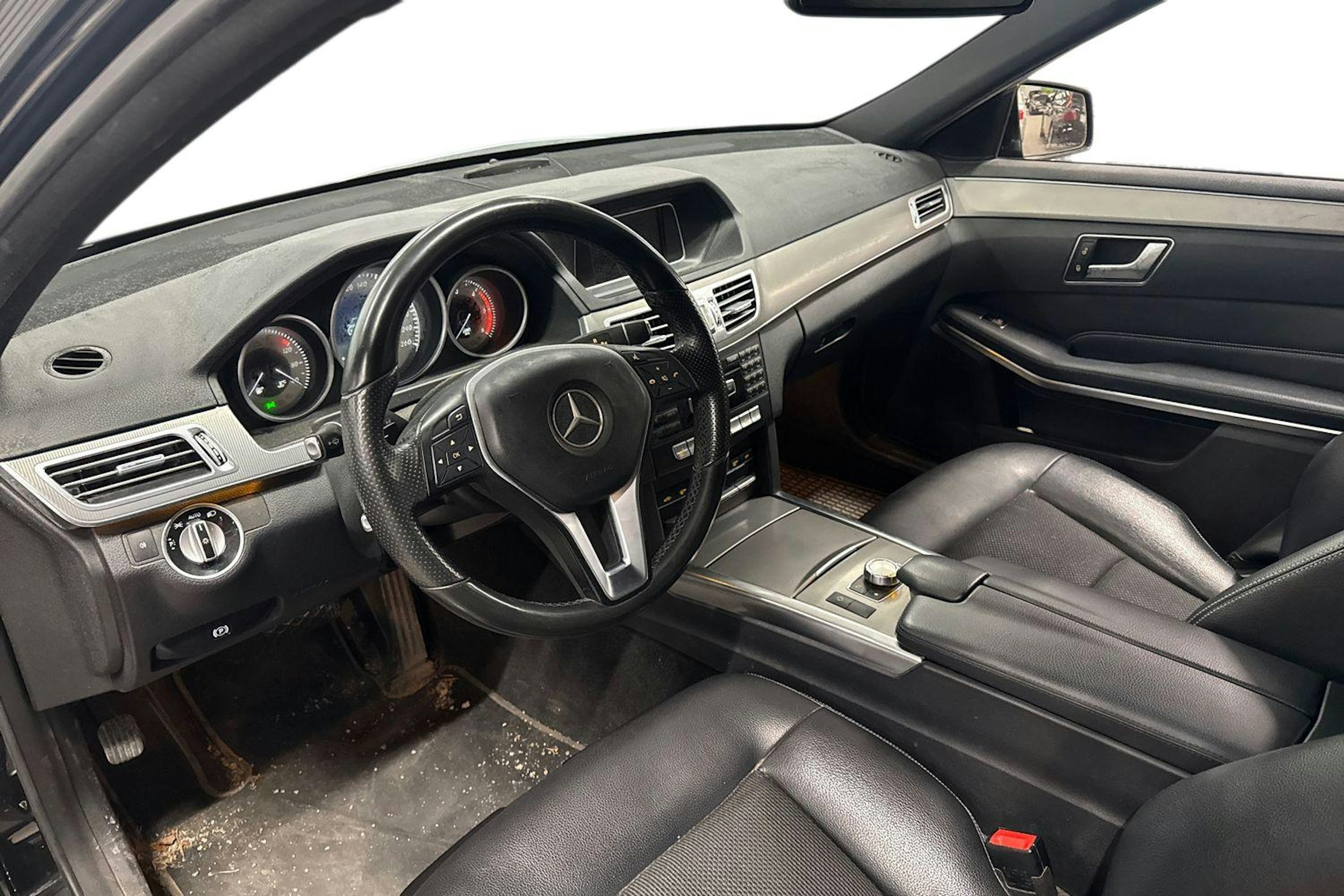 musta Mercedes-Benz E 2015 kuva 3.