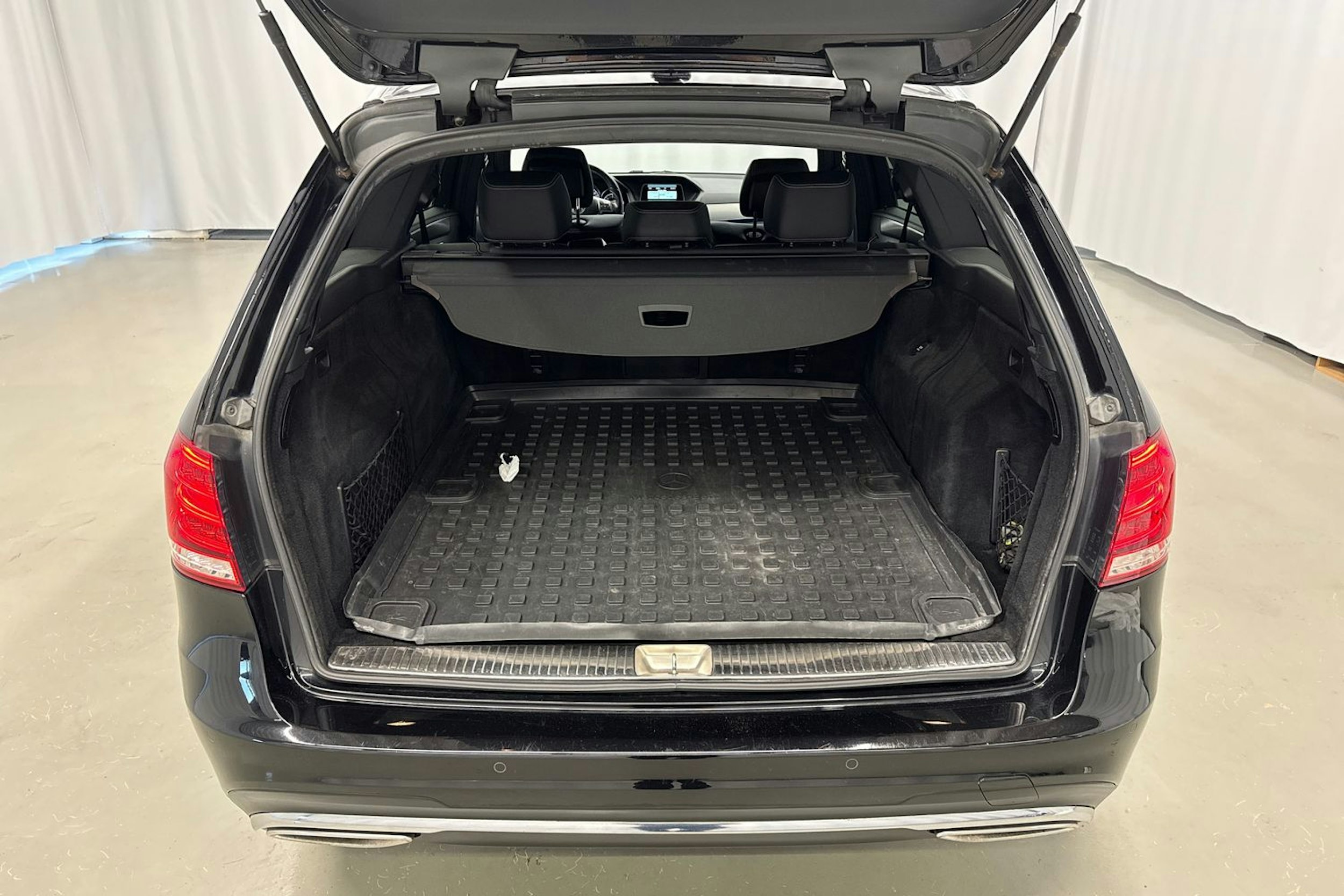 musta Mercedes-Benz E 2014 kuva 15.