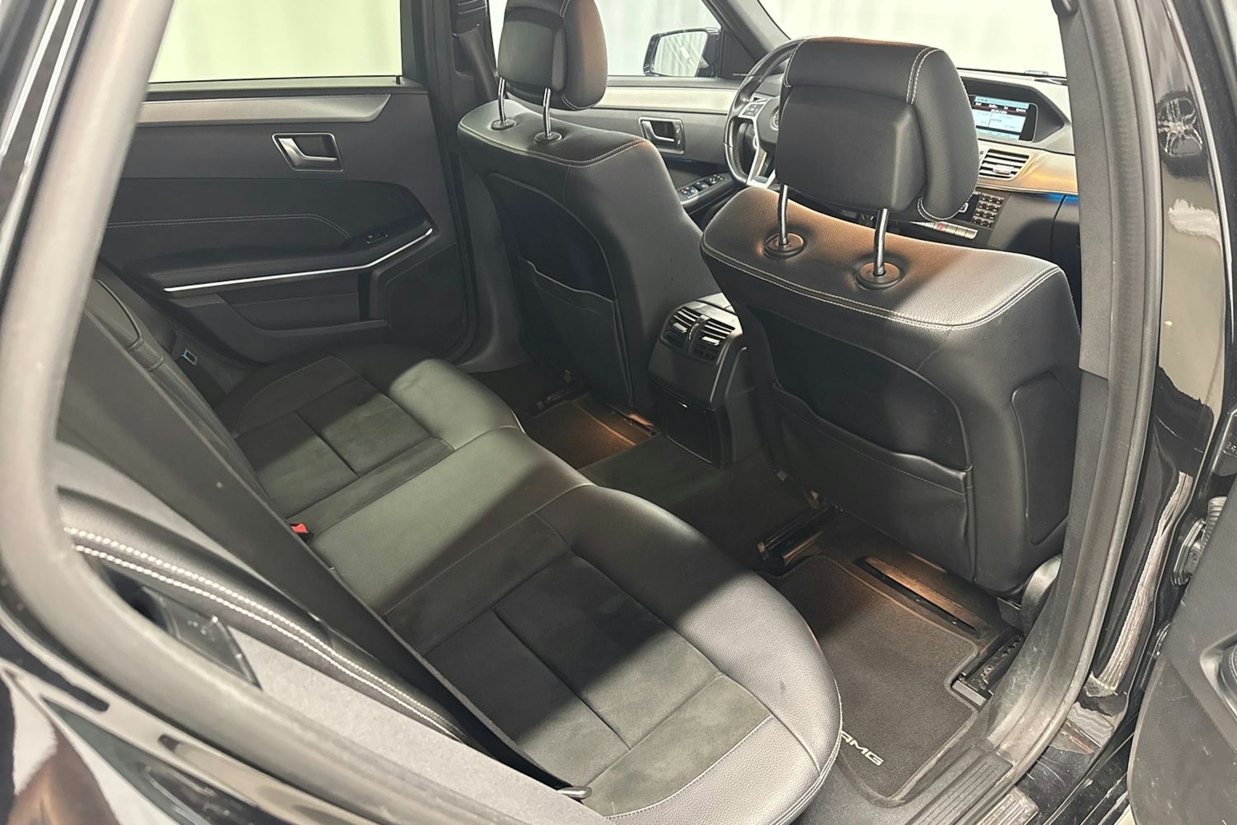 musta Mercedes-Benz E 2014 kuva 17.