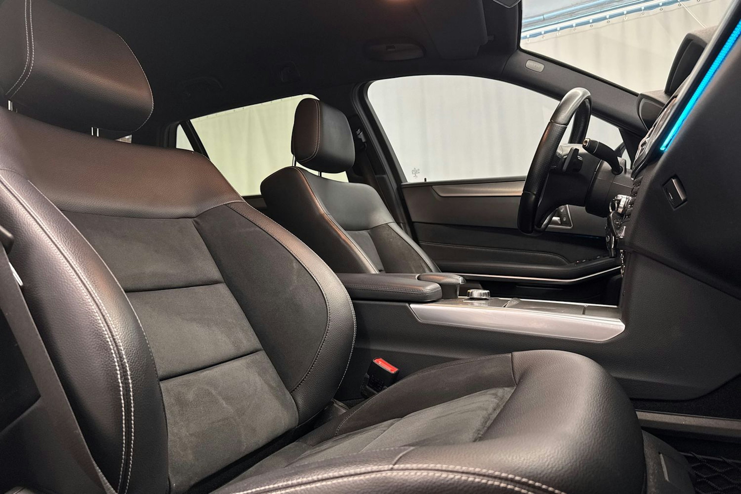 musta Mercedes-Benz E 2014 kuva 18.