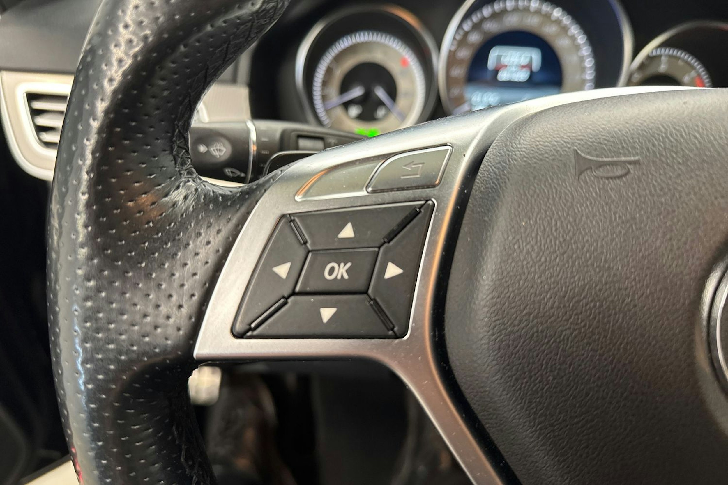 musta Mercedes-Benz E 2014 kuva 23.