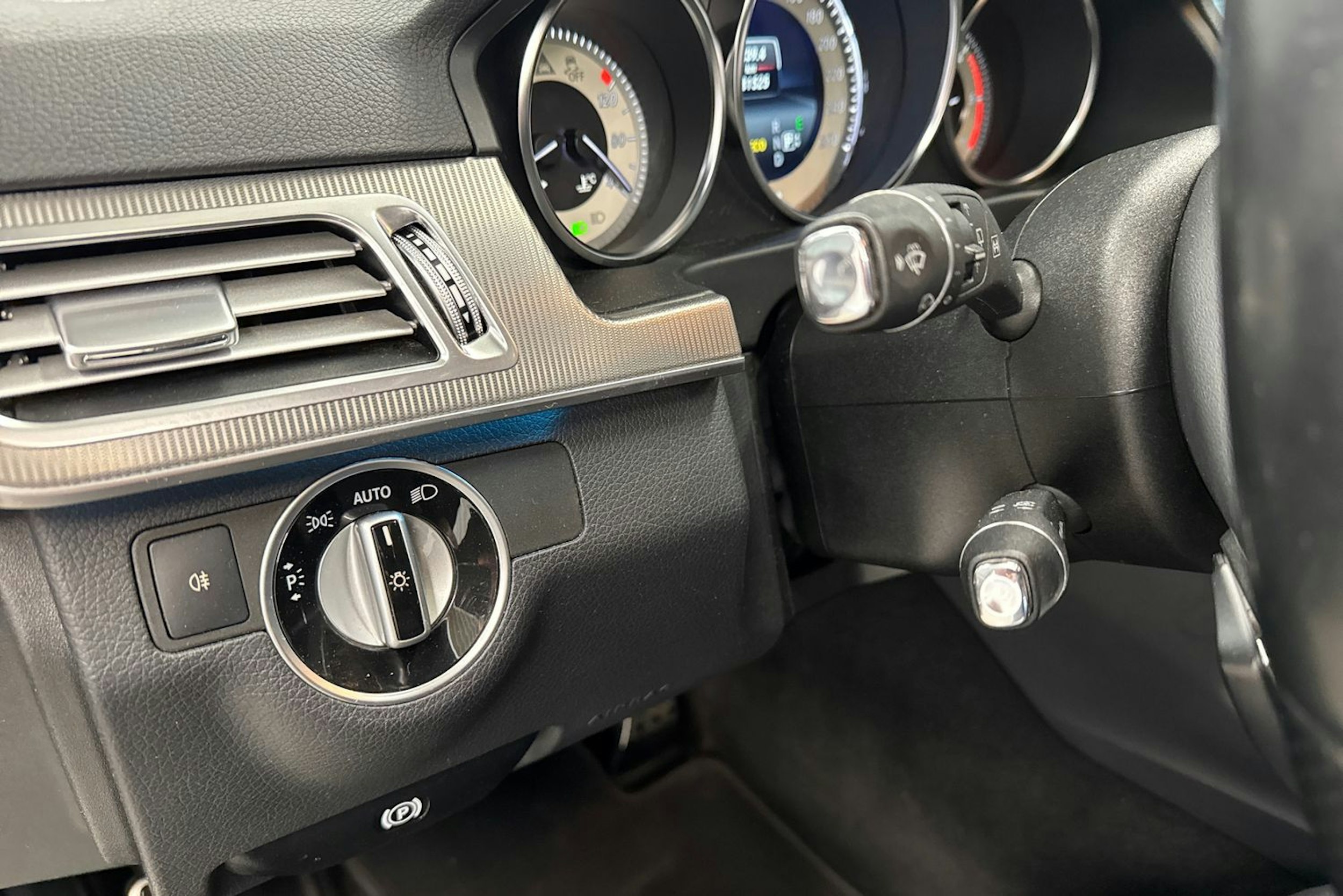 musta Mercedes-Benz E 2014 kuva 30.