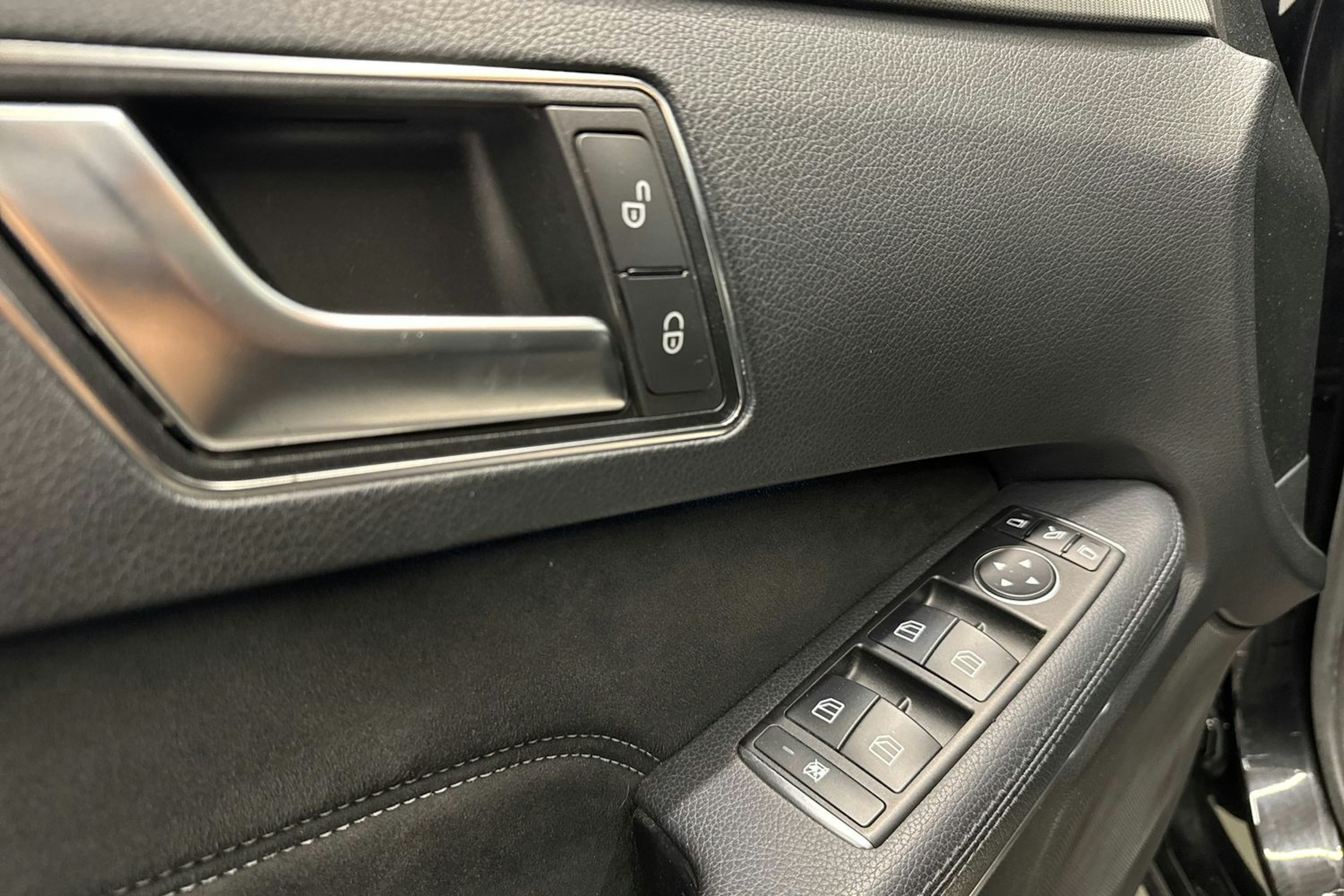 musta Mercedes-Benz E 2014 kuva 35.