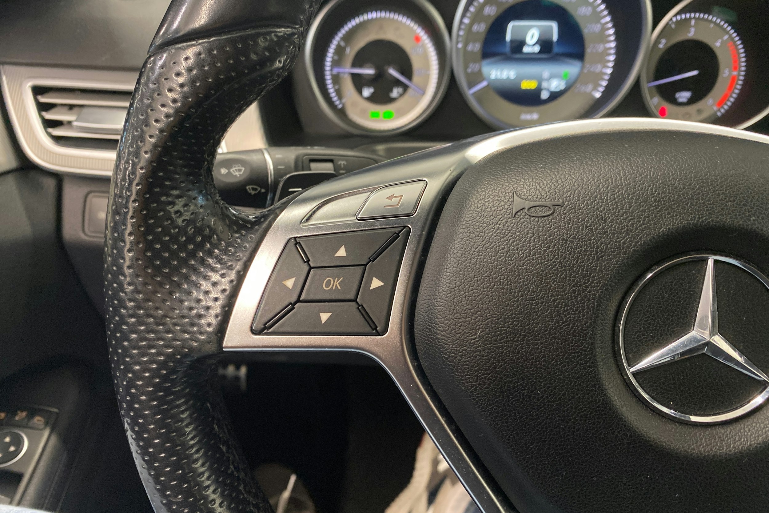 musta Mercedes-Benz E 2014 kuva 15.