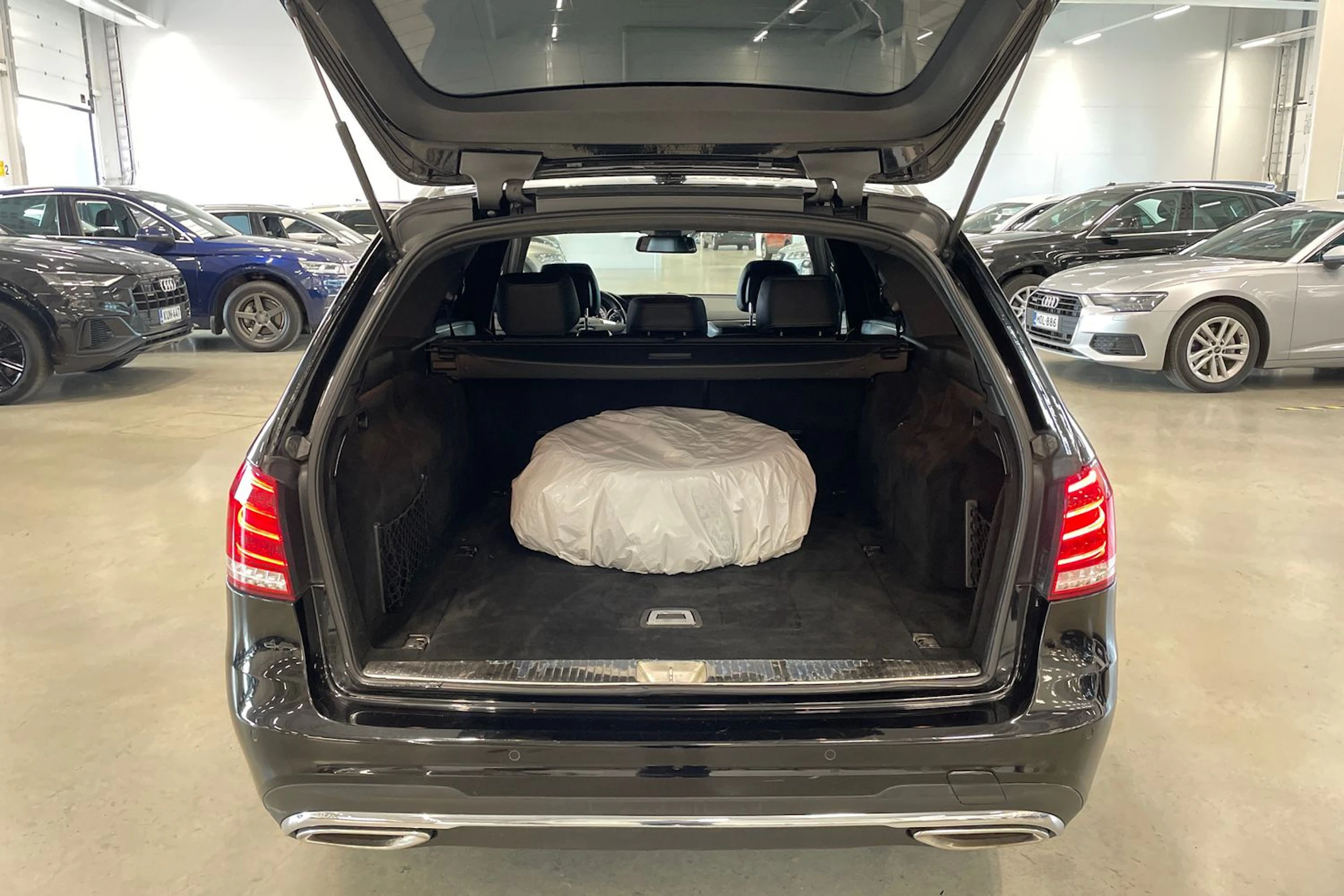 musta Mercedes-Benz E 2014 kuva 23.