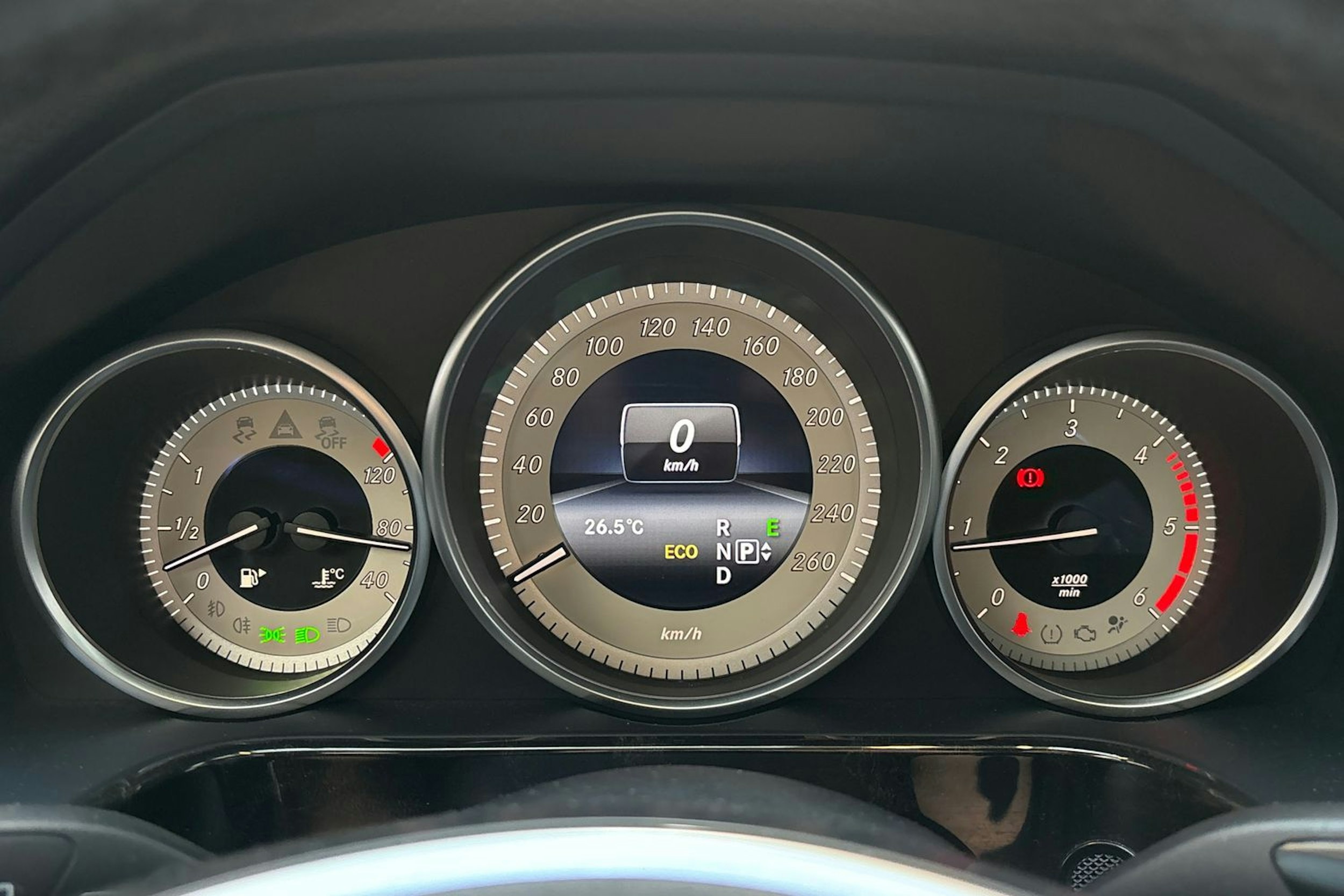 harmaa Mercedes-Benz E 2014 kuva 21.