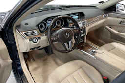 Sininen Mercedes-Benz E 2014 kuva 3.