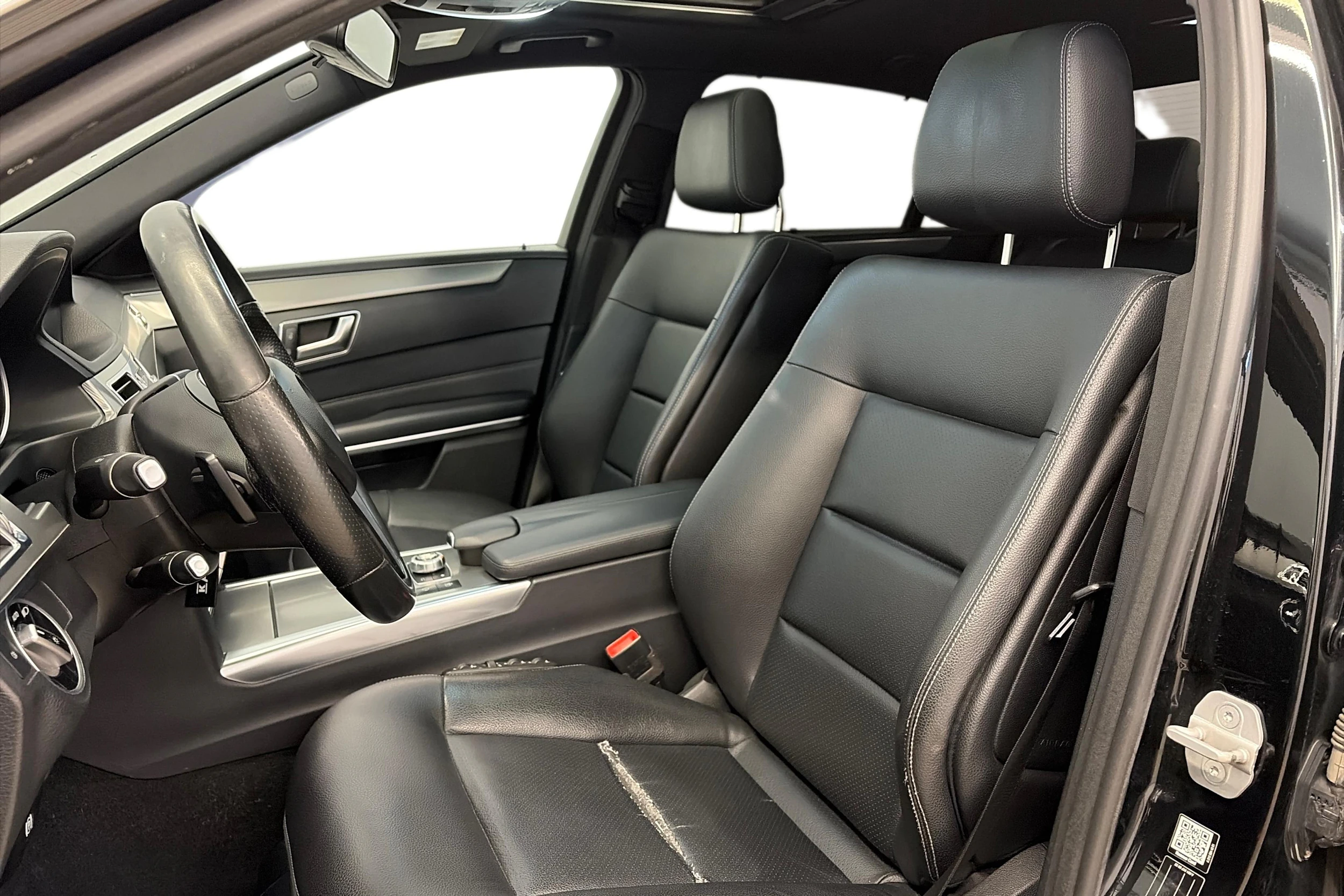 met. musta Mercedes-Benz E 2015 kuva 6.