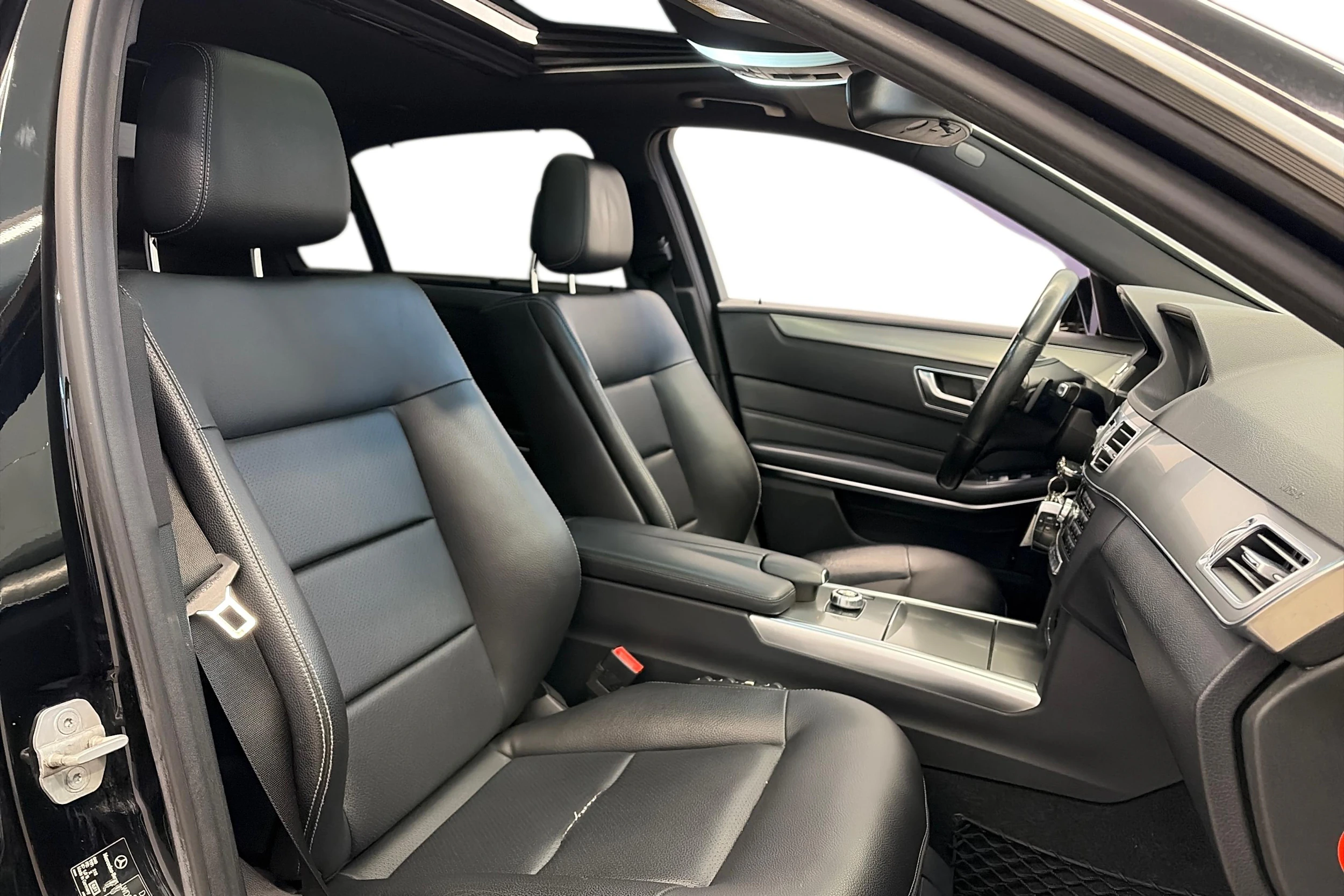 met. musta Mercedes-Benz E 2015 kuva 7.
