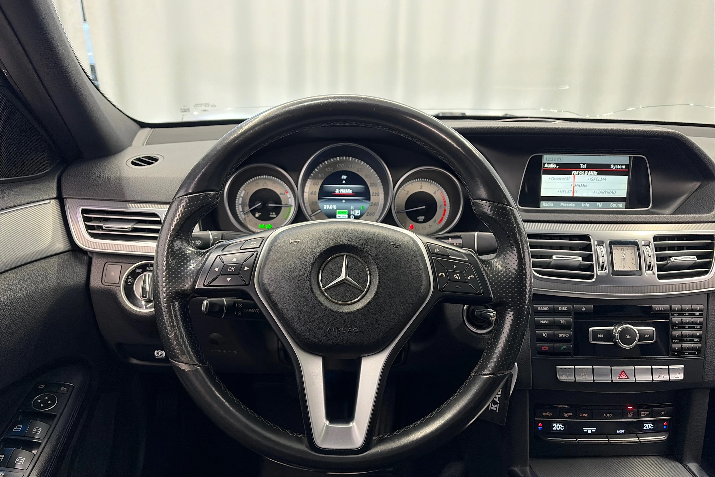 met. musta Mercedes-Benz E 2015 kuva 12.
