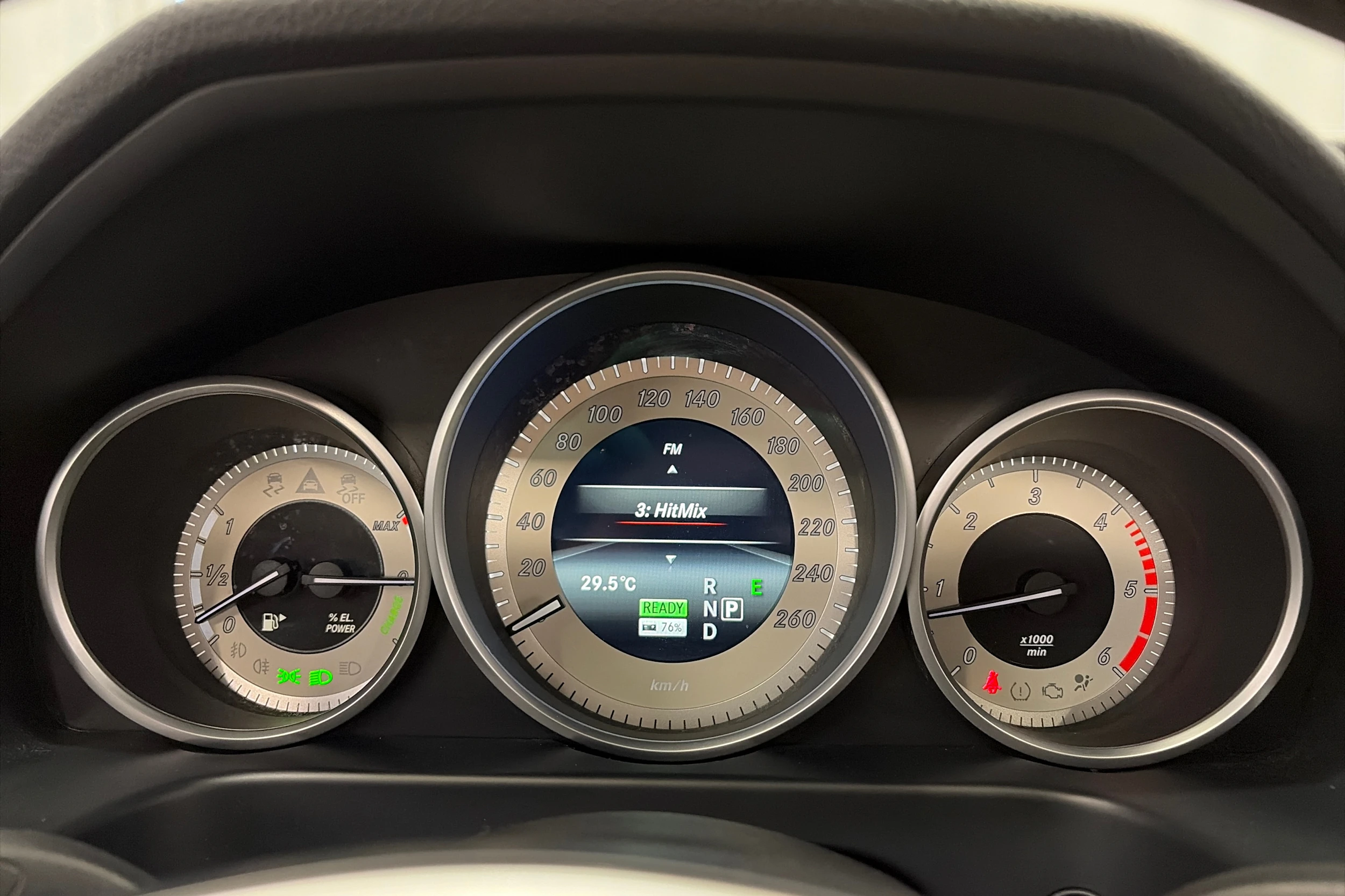 met. musta Mercedes-Benz E 2015 kuva 15.