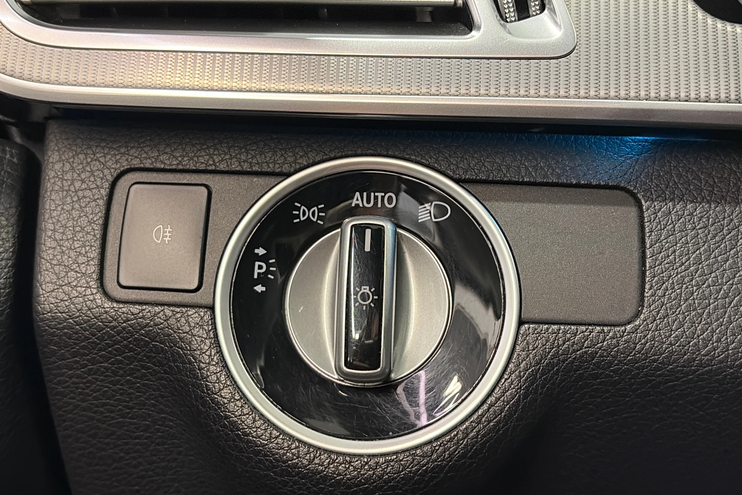 met. musta Mercedes-Benz E 2015 kuva 16.