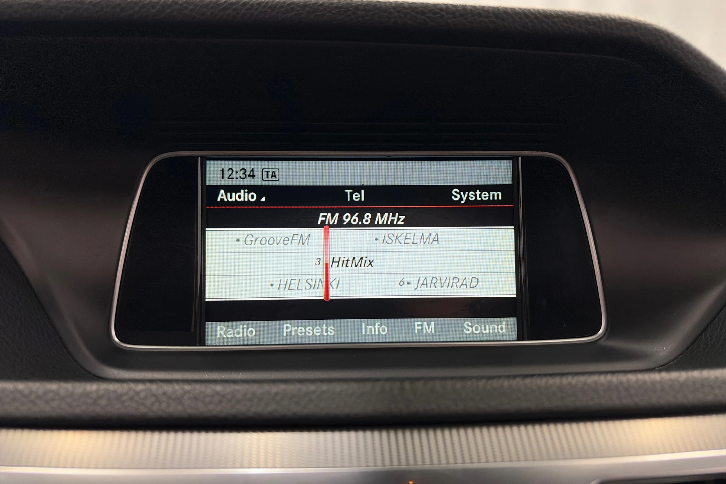 met. musta Mercedes-Benz E 2015 kuva 18.