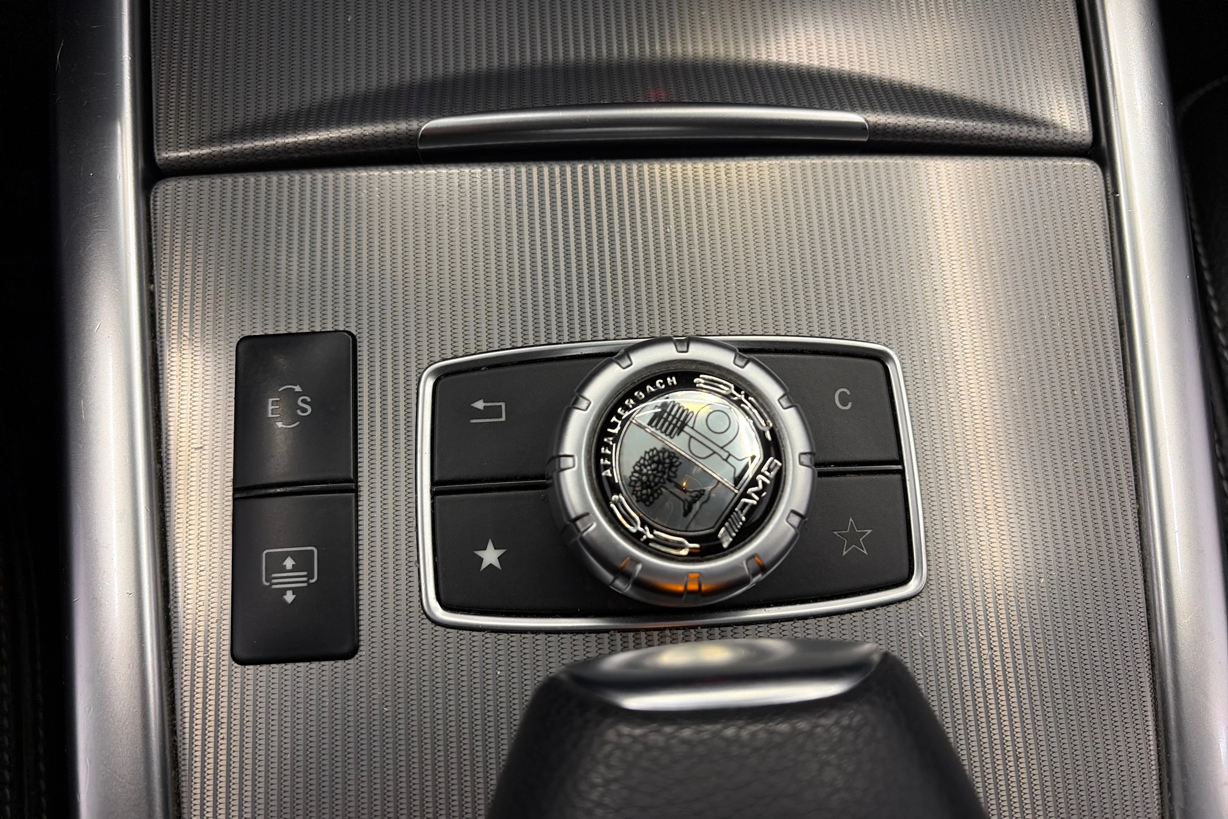 met. musta Mercedes-Benz E 2015 kuva 22.