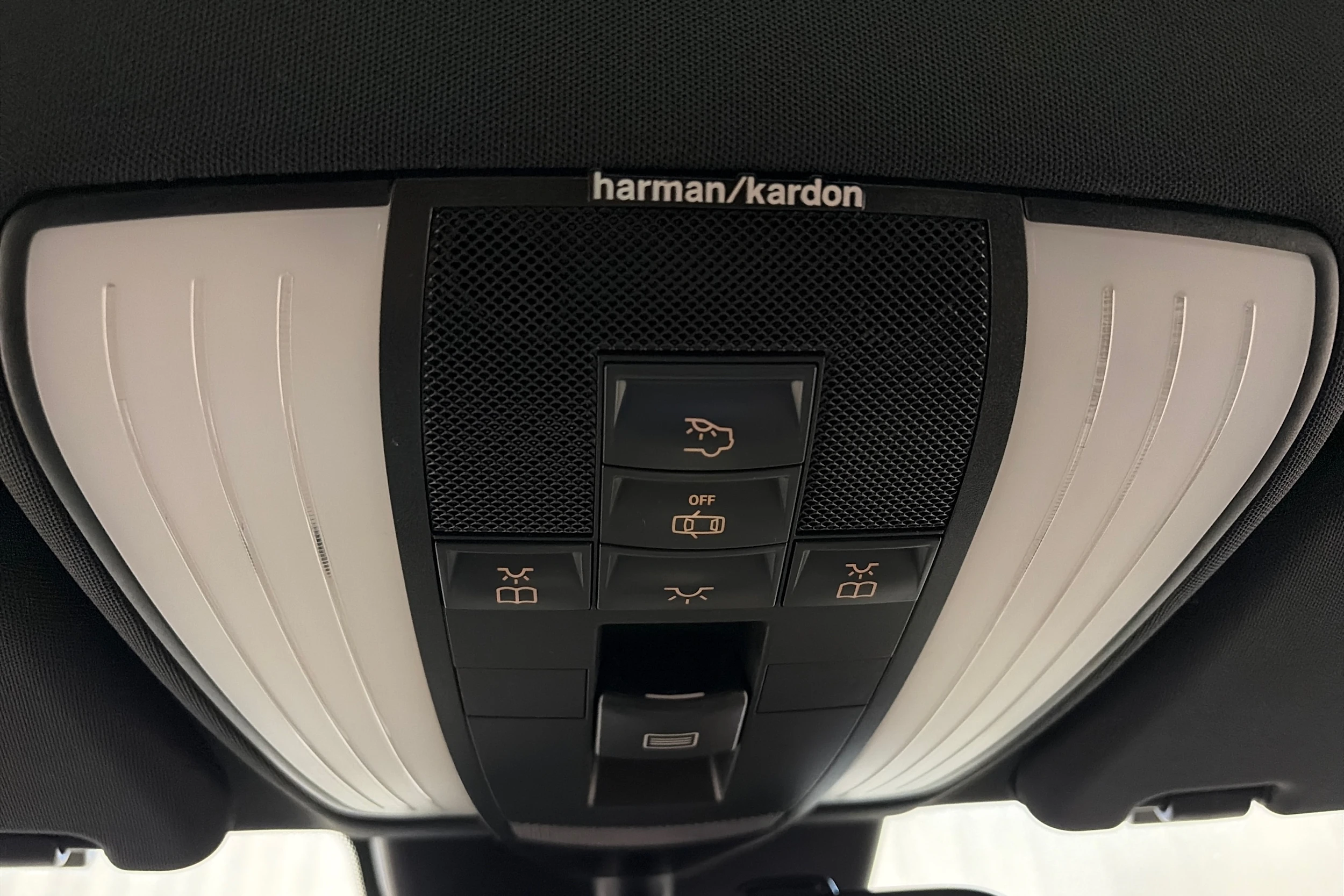 met. musta Mercedes-Benz E 2015 kuva 23.