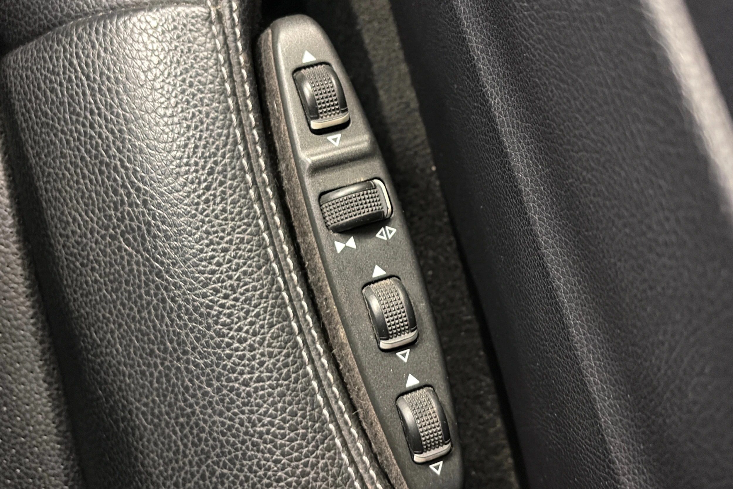 met. musta Mercedes-Benz E 2015 kuva 24.