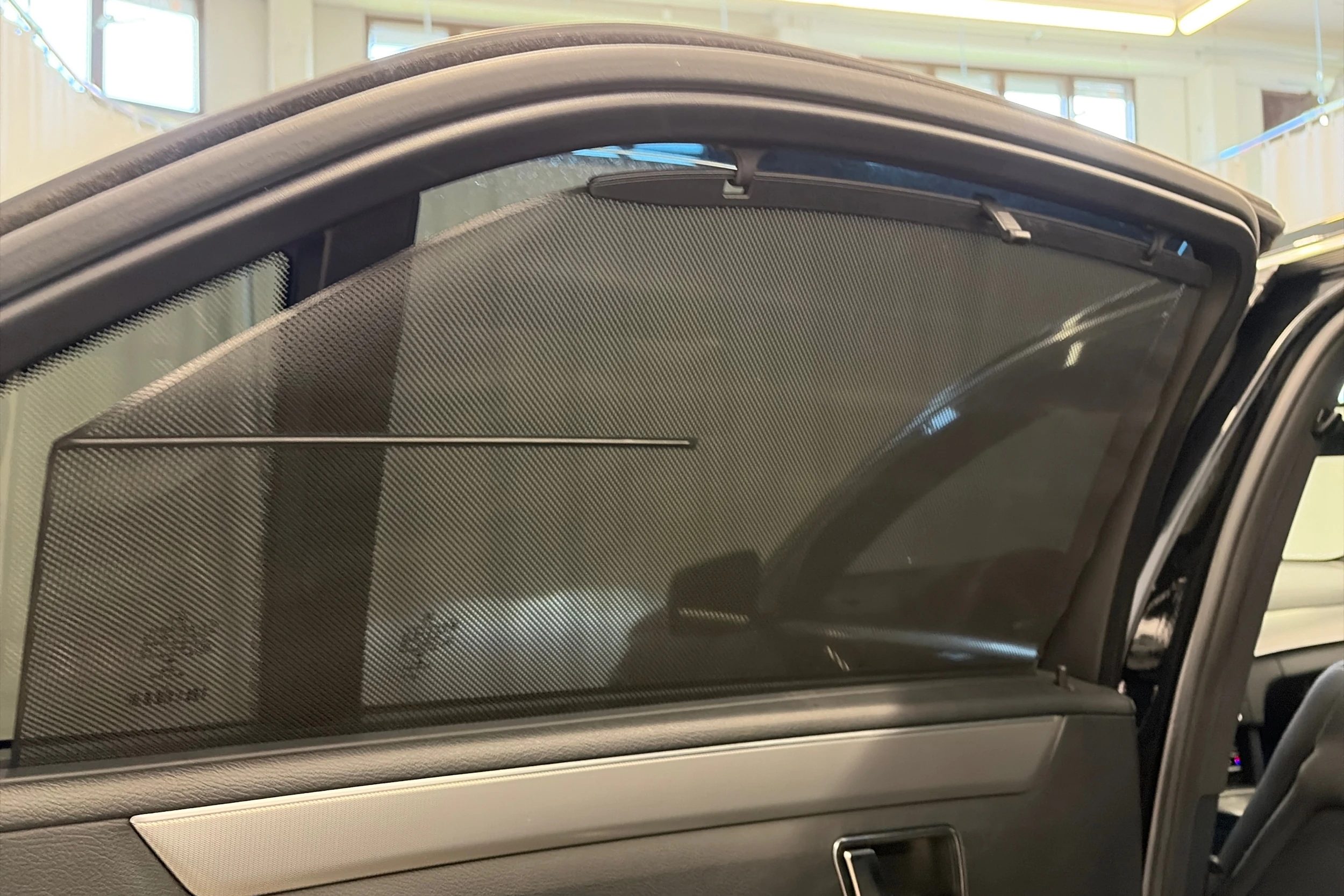 met. musta Mercedes-Benz E 2015 kuva 25.