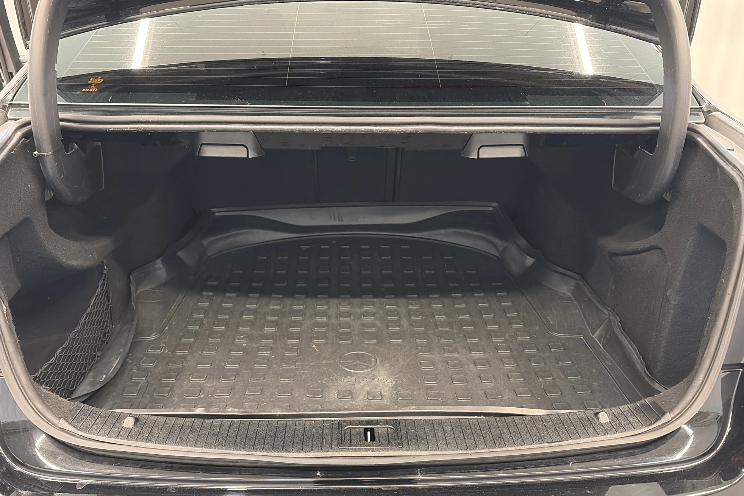 met. musta Mercedes-Benz E 2015 kuva 27.
