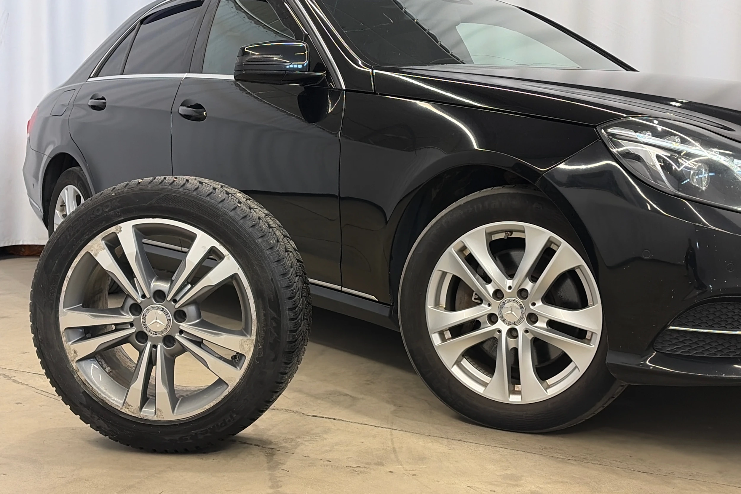 met. musta Mercedes-Benz E 2015 kuva 28.