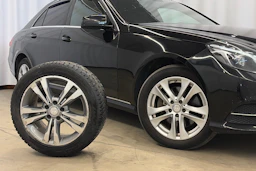 met. musta Mercedes-Benz E 2015 kuva 28.