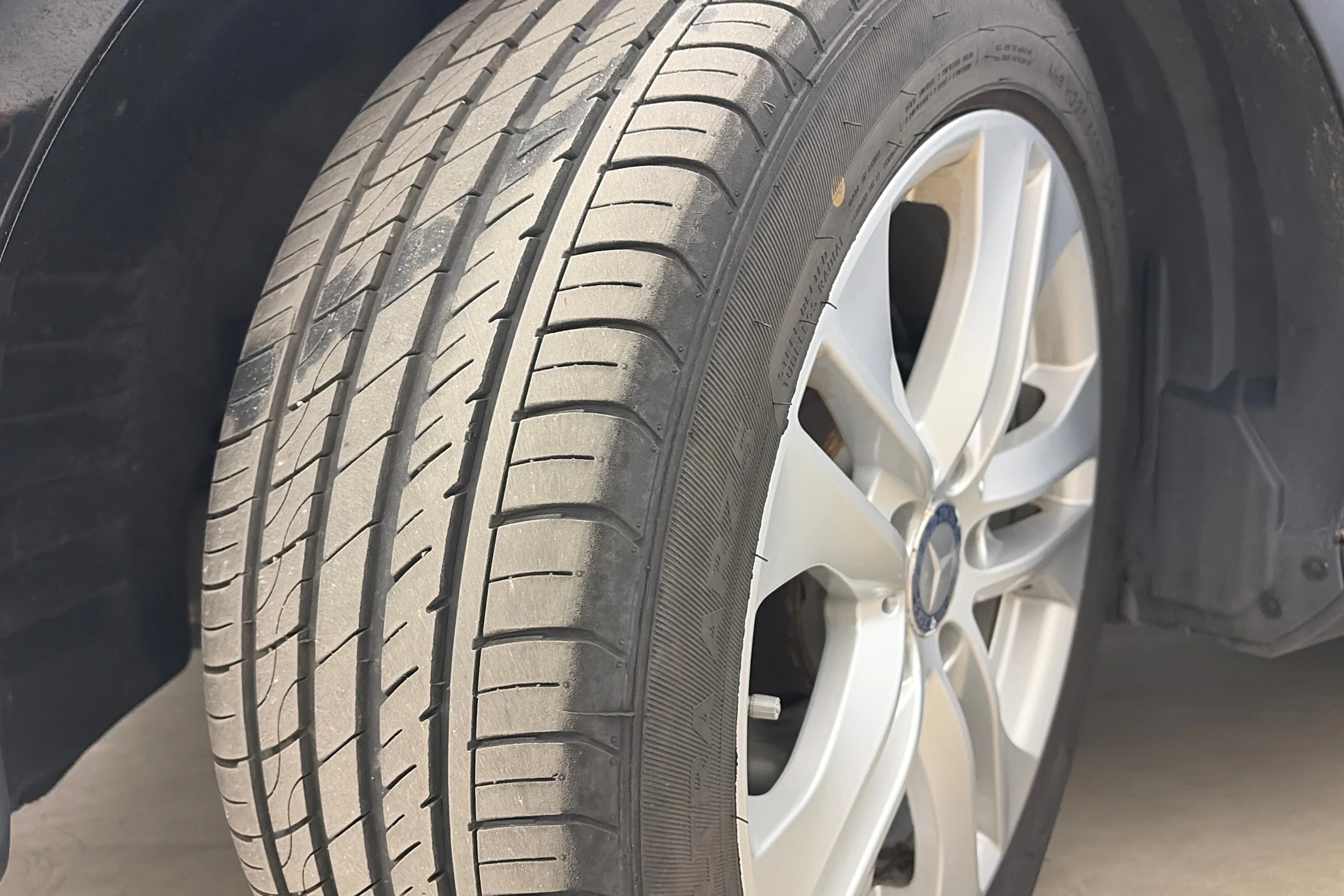 met. musta Mercedes-Benz E 2015 kuva 30.