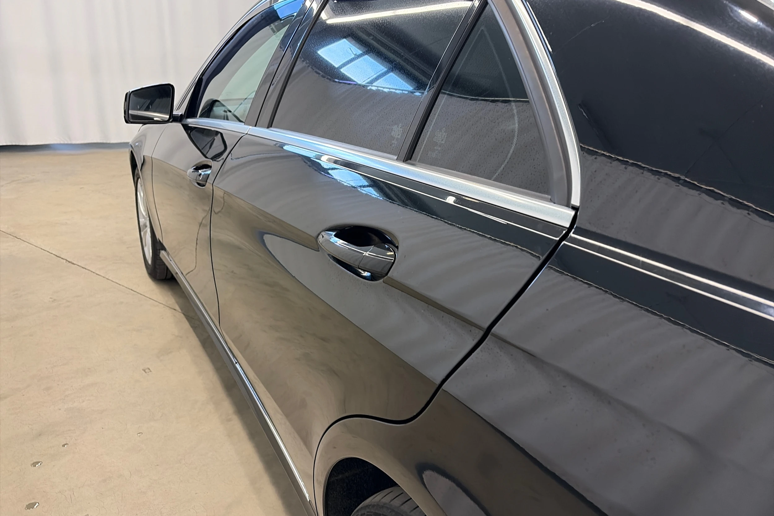 met. musta Mercedes-Benz E 2015 kuva 36.