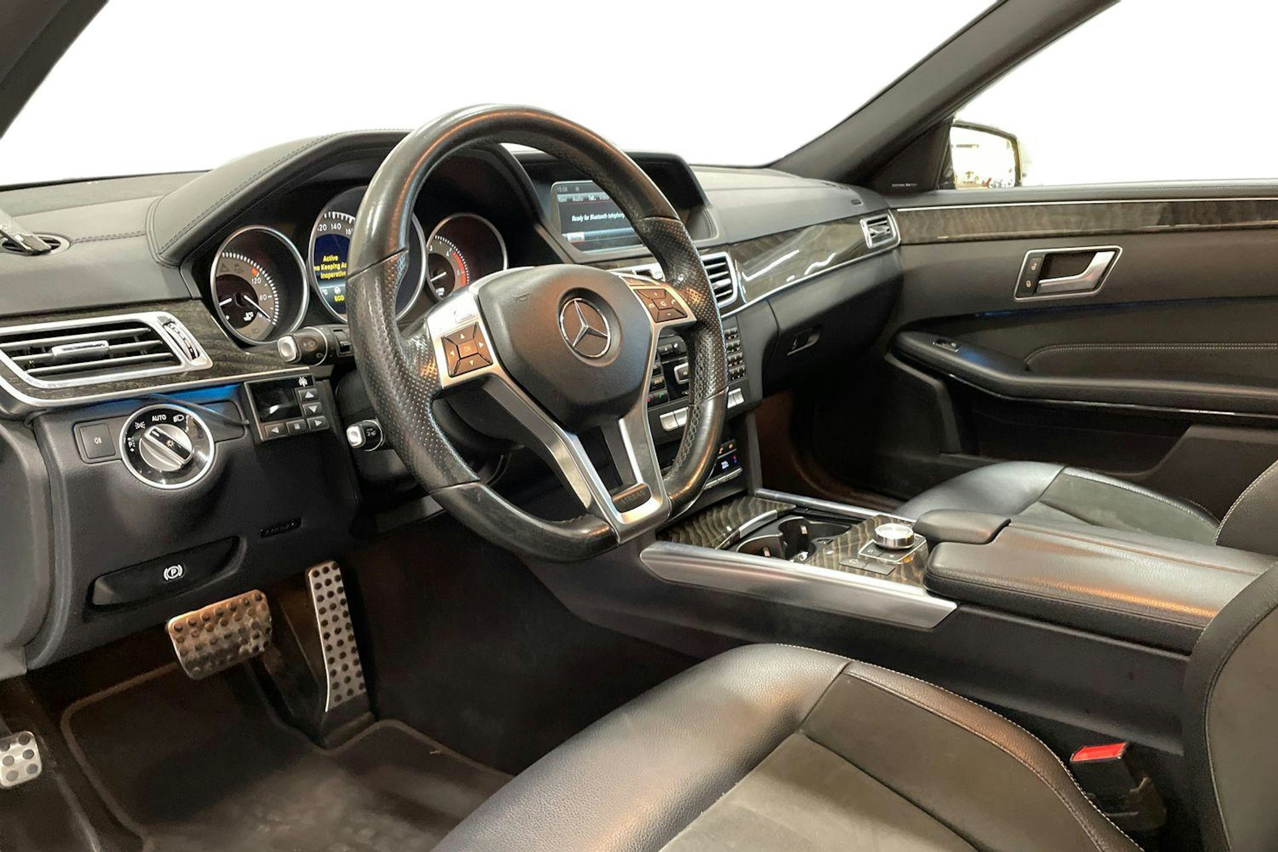 musta Mercedes-Benz E 2015 kuva 6.