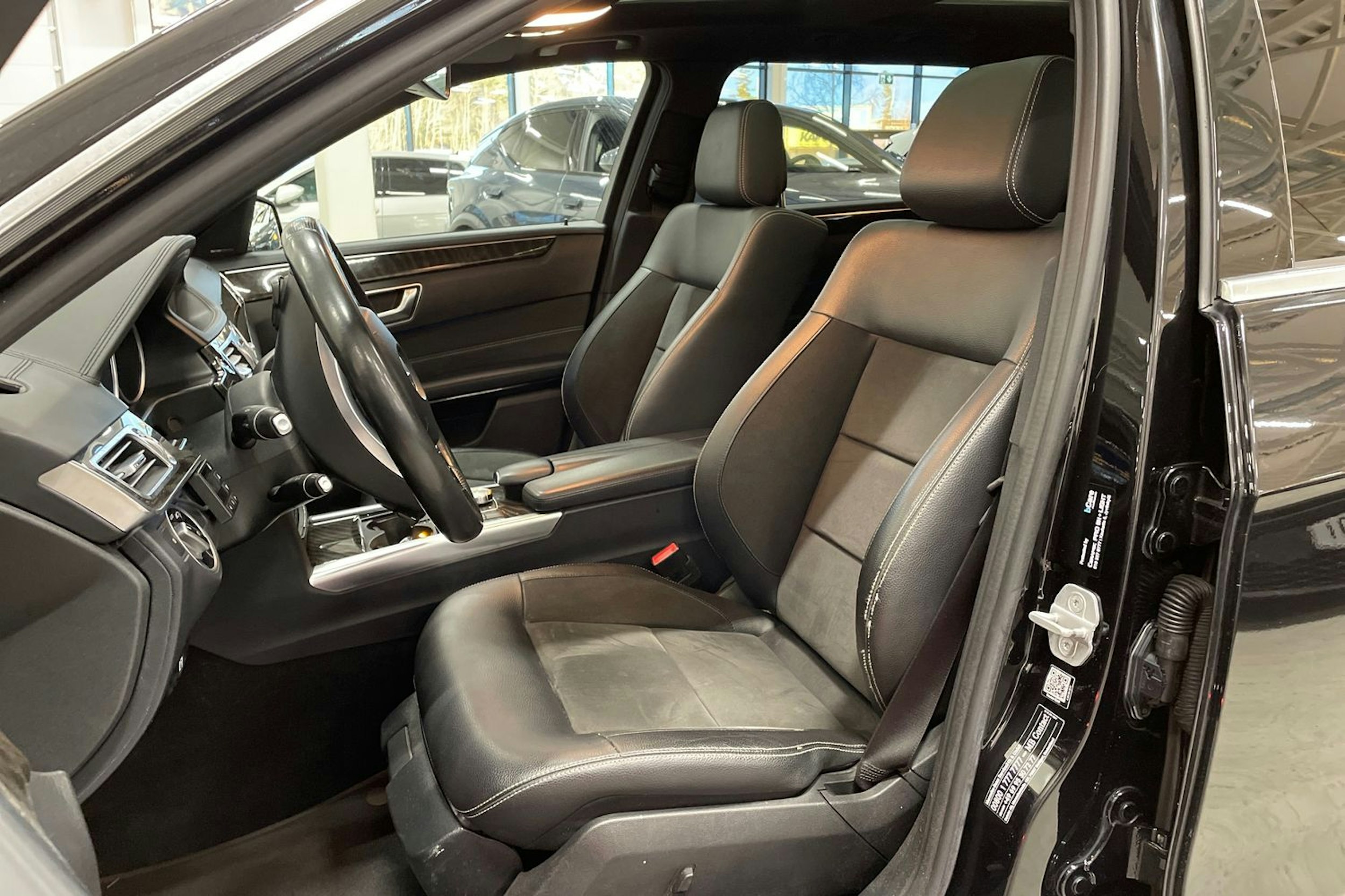 musta Mercedes-Benz E 2015 kuva 11.