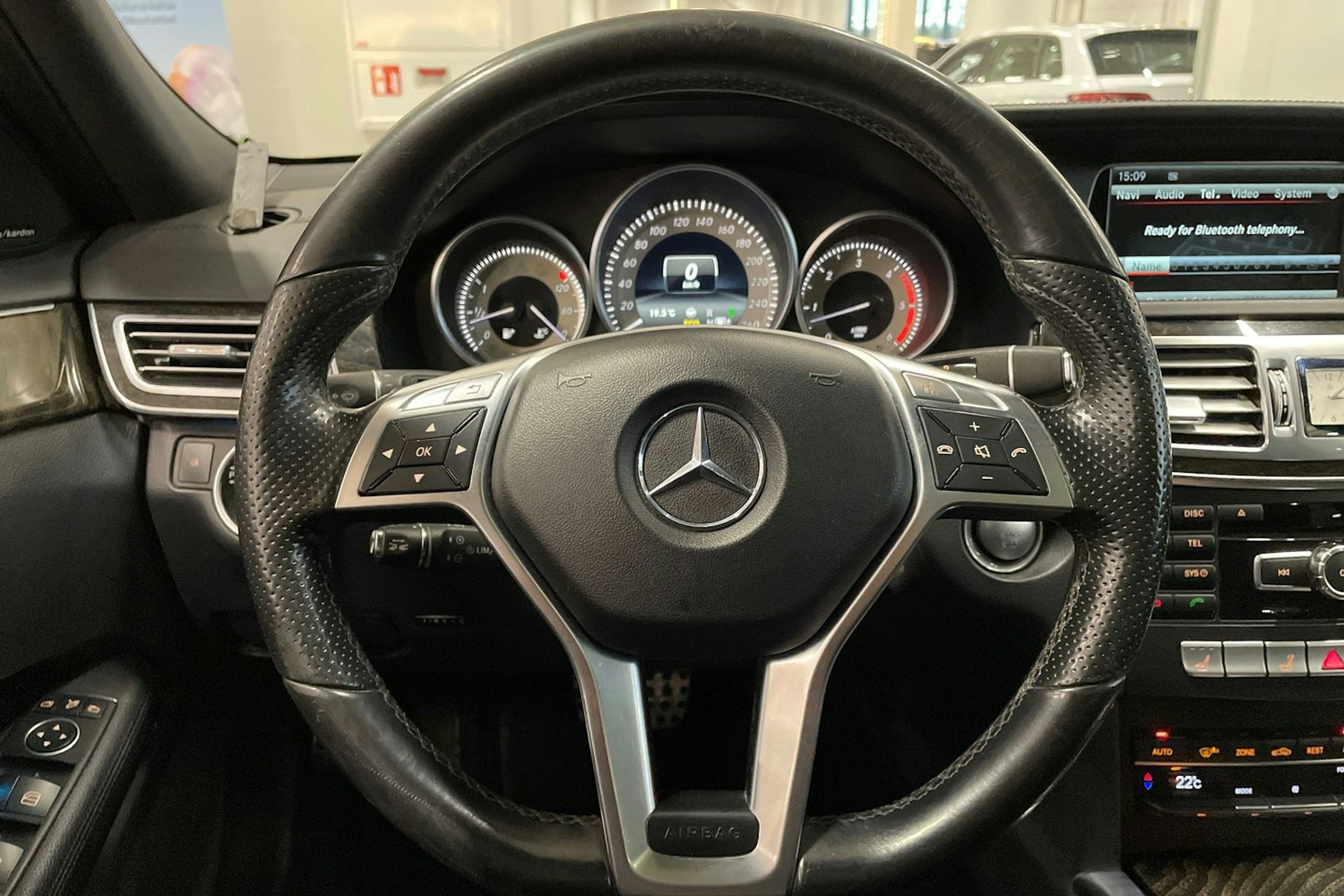 musta Mercedes-Benz E 2015 kuva 13.