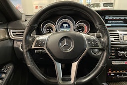 musta Mercedes-Benz E 2015 kuva 13.