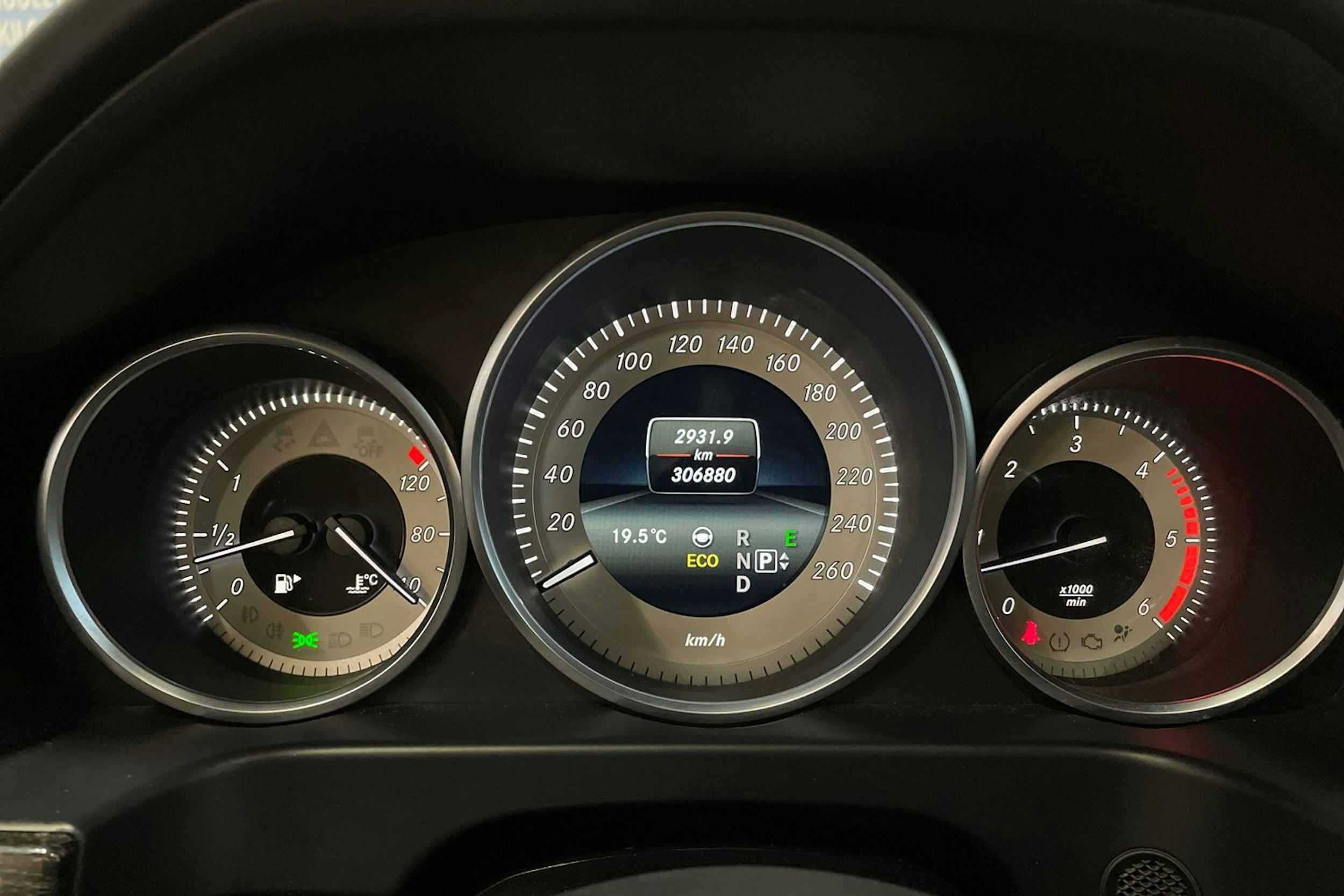 musta Mercedes-Benz E 2015 kuva 16.