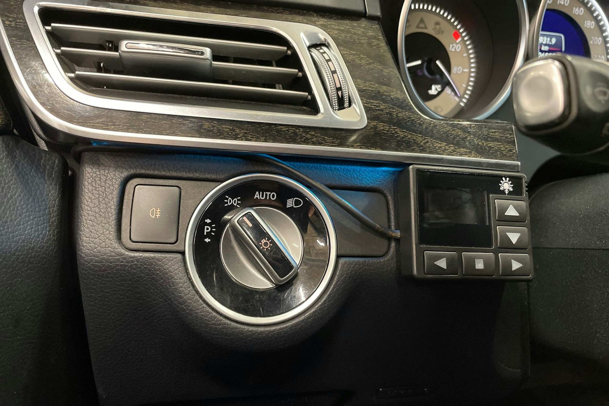 musta Mercedes-Benz E 2015 kuva 17.