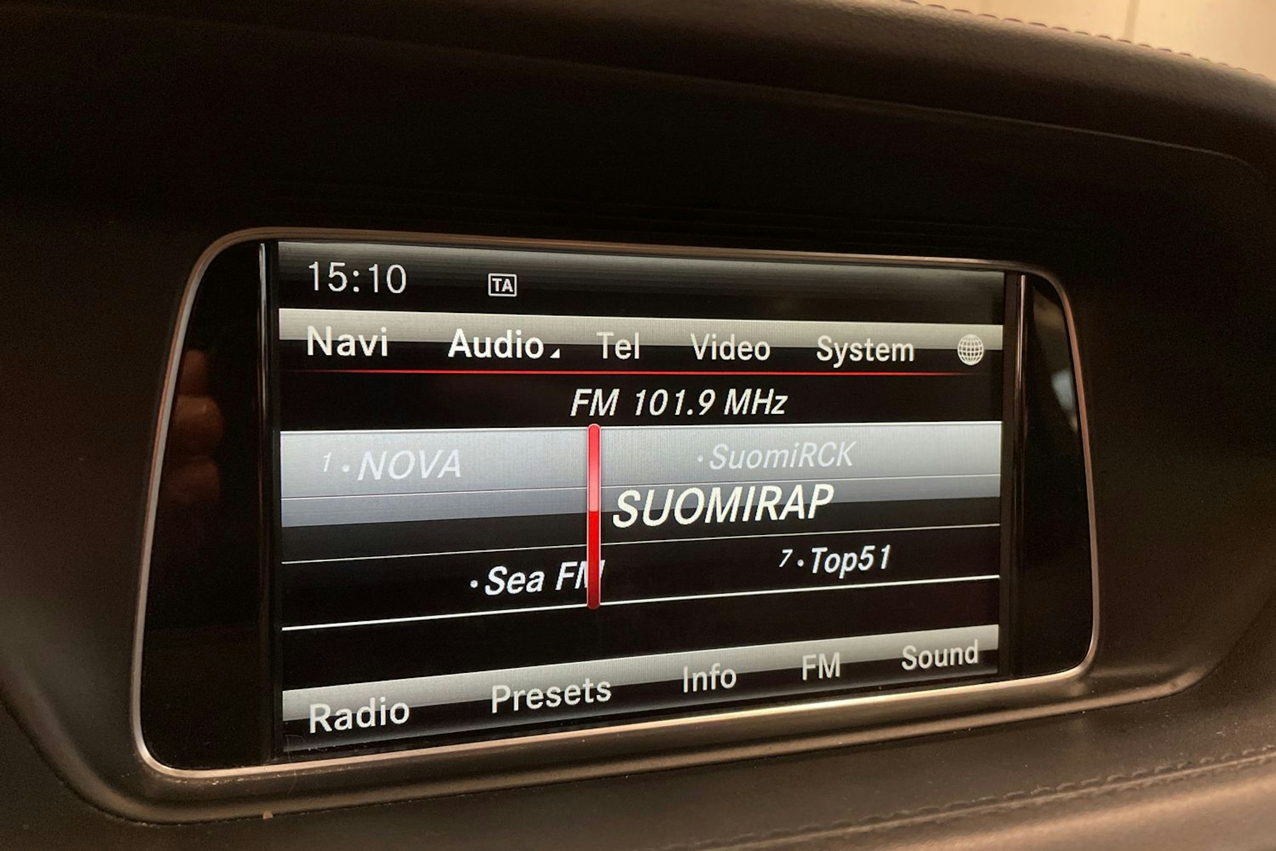 musta Mercedes-Benz E 2015 kuva 20.