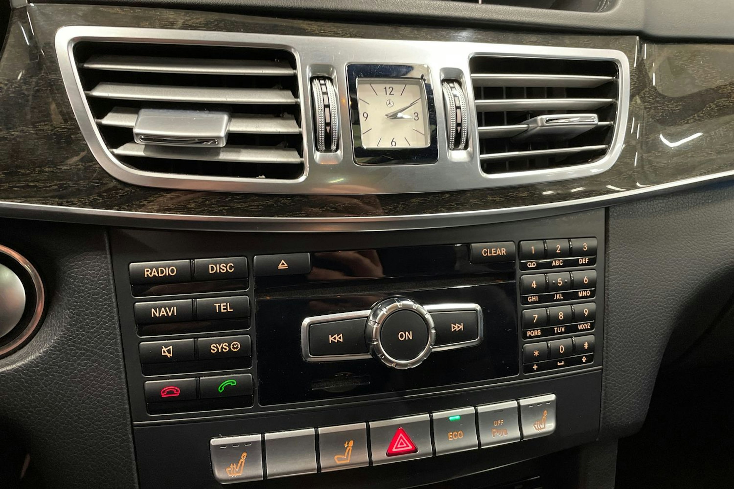 musta Mercedes-Benz E 2015 kuva 22.