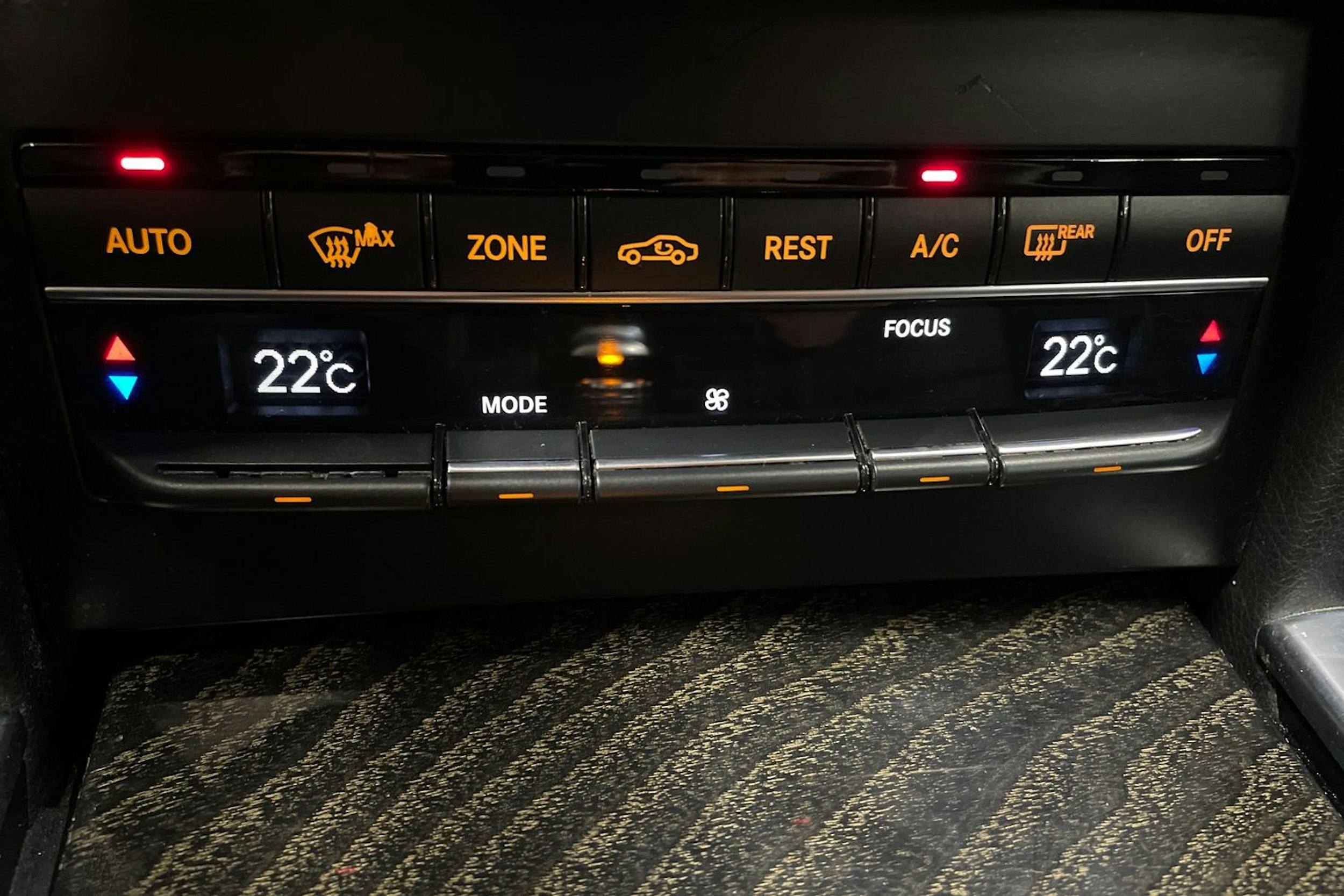 musta Mercedes-Benz E 2015 kuva 23.