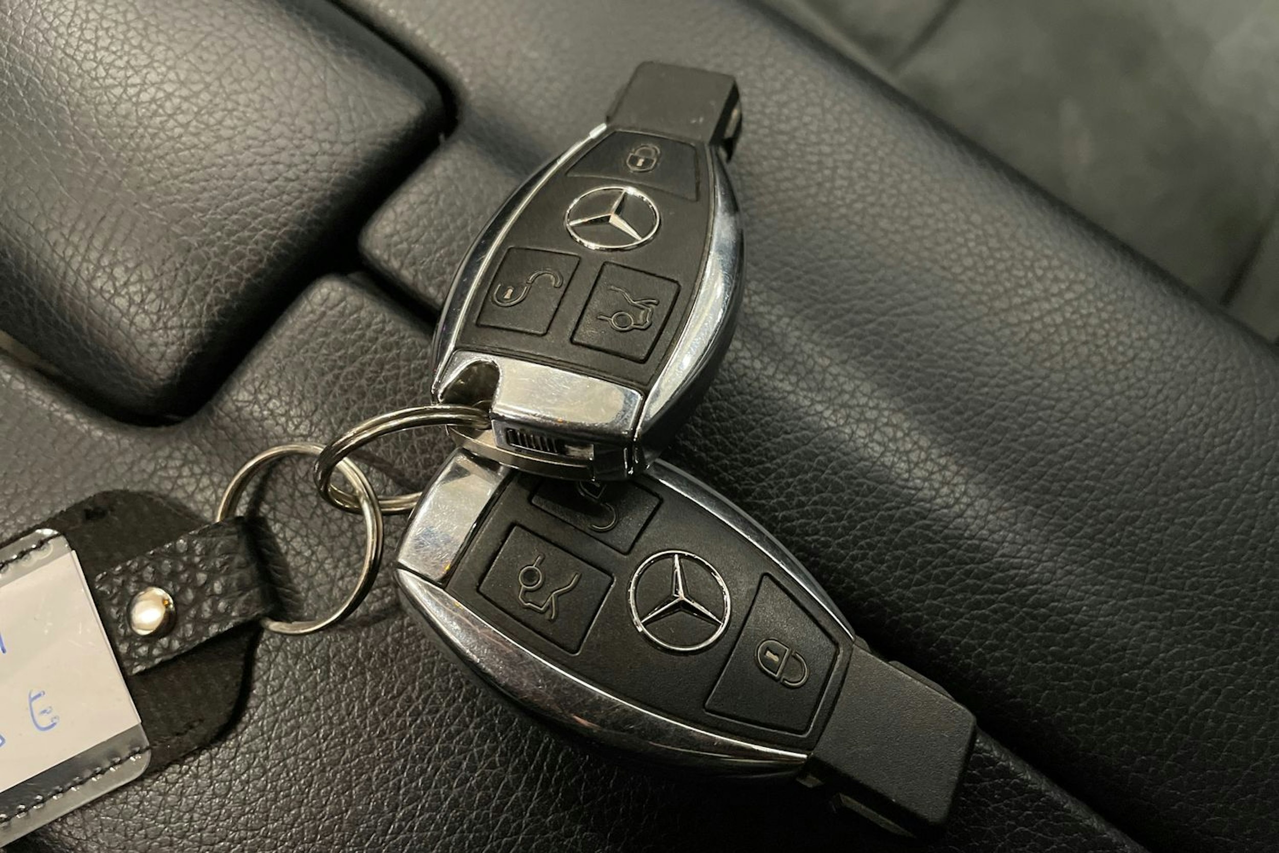 musta Mercedes-Benz E 2015 kuva 25.