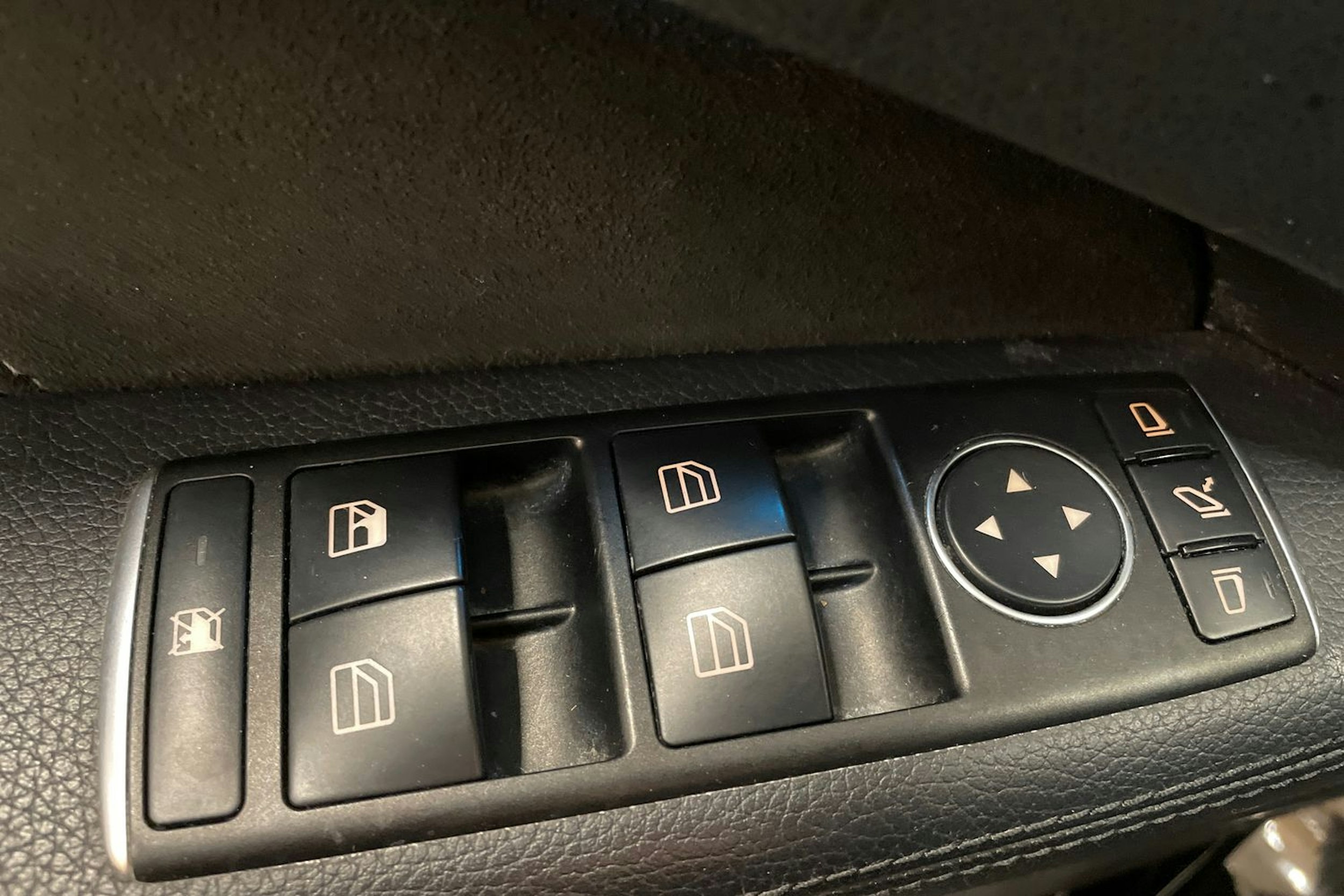 musta Mercedes-Benz E 2015 kuva 26.