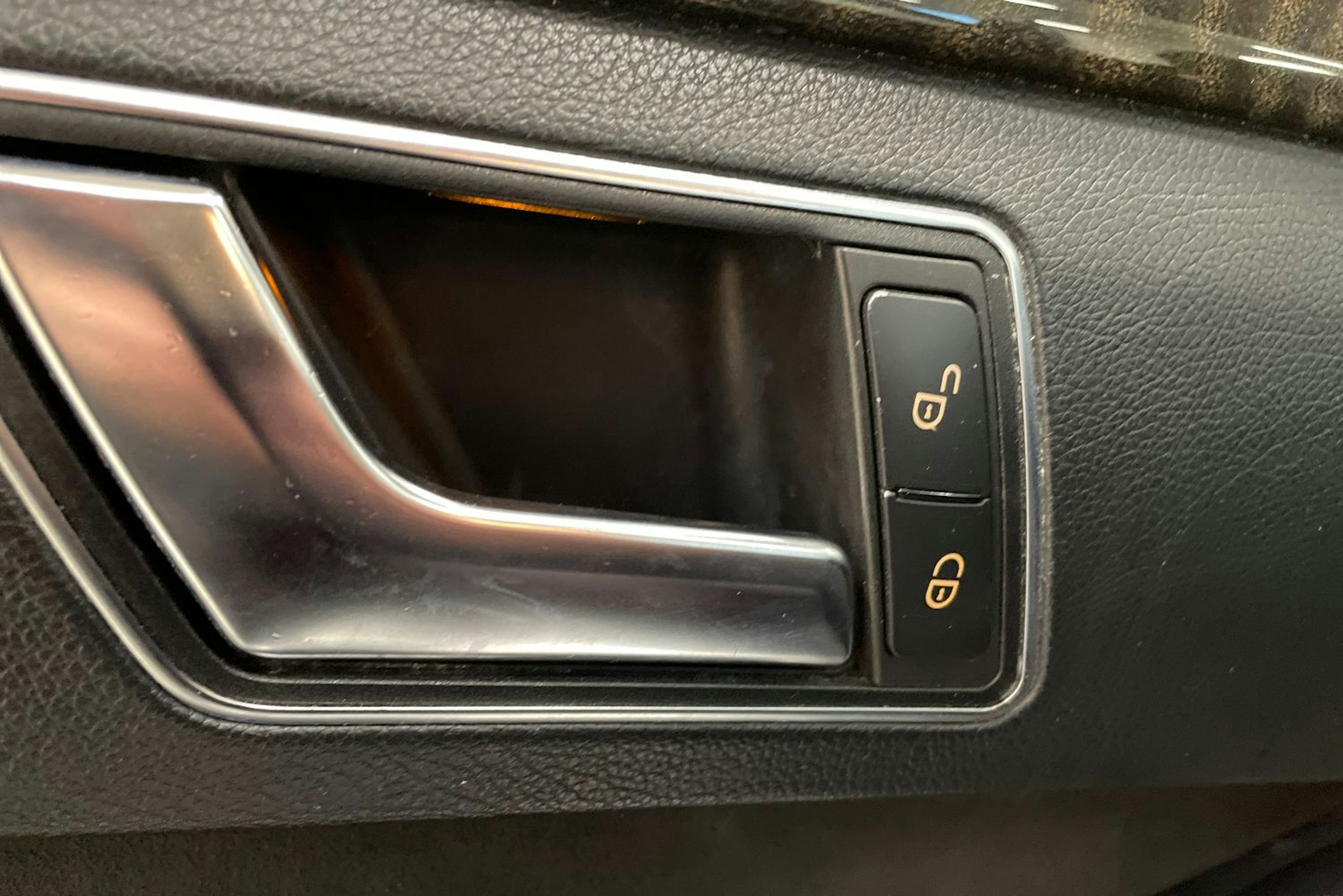 musta Mercedes-Benz E 2015 kuva 27.