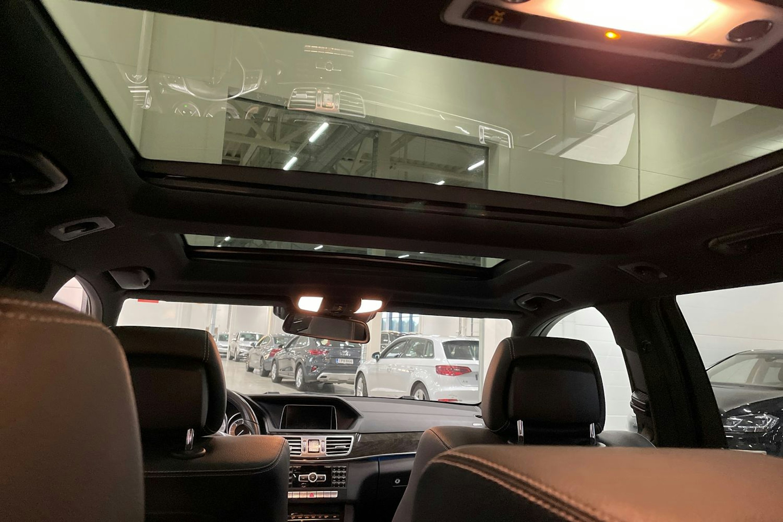 musta Mercedes-Benz E 2015 kuva 30.