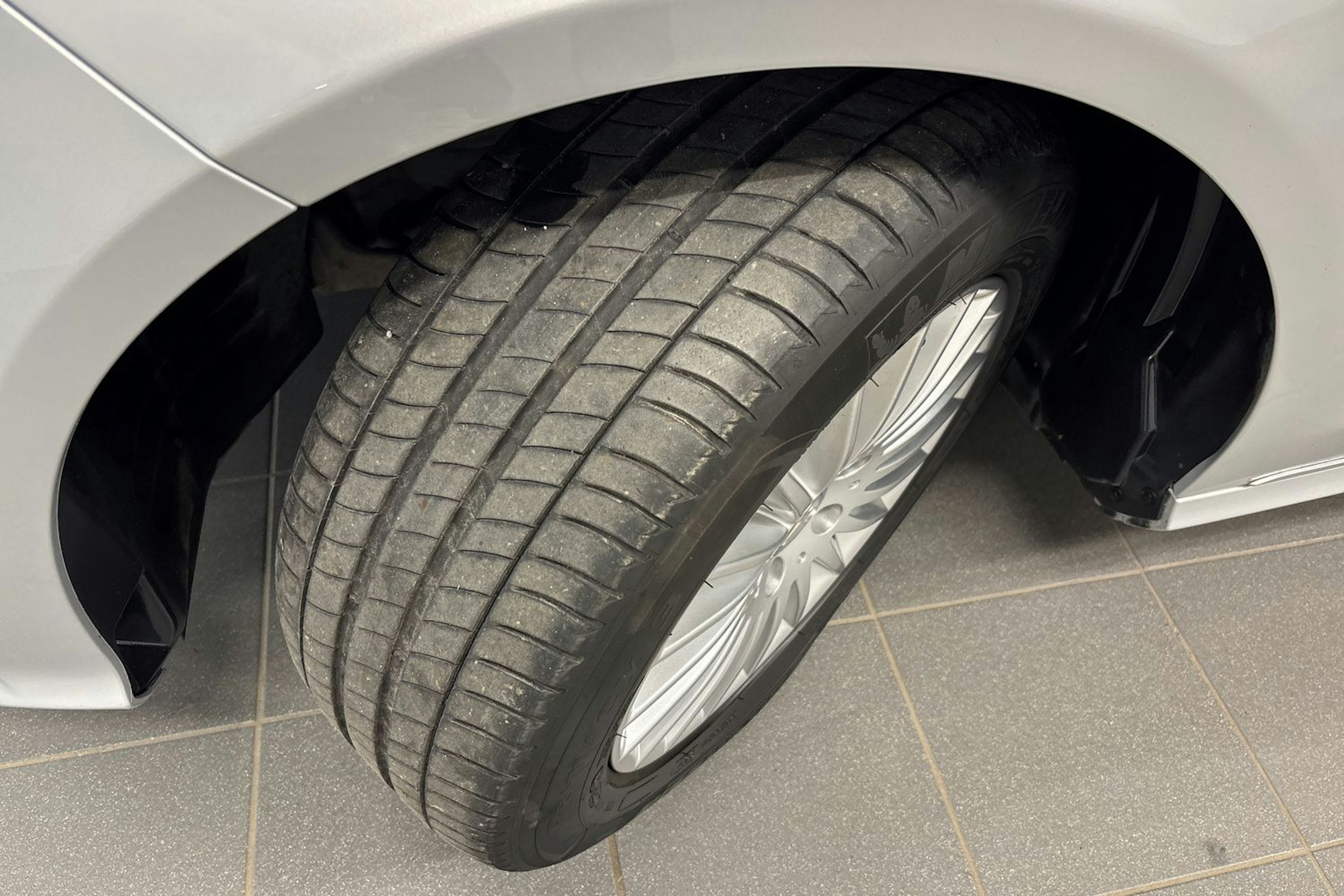 harmaa Mercedes-Benz E 2015 kuva 13.
