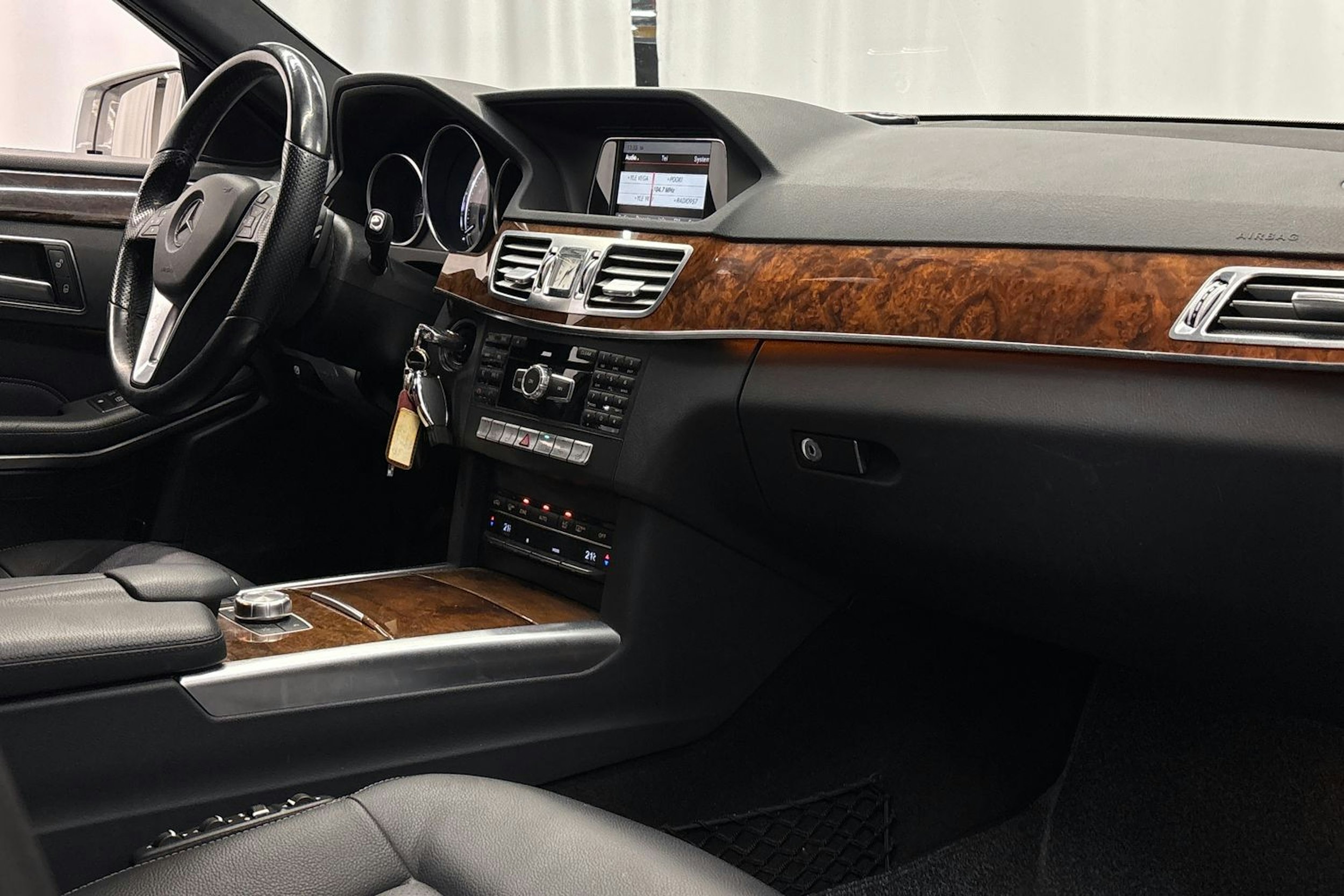 harmaa Mercedes-Benz E 2015 kuva 14.