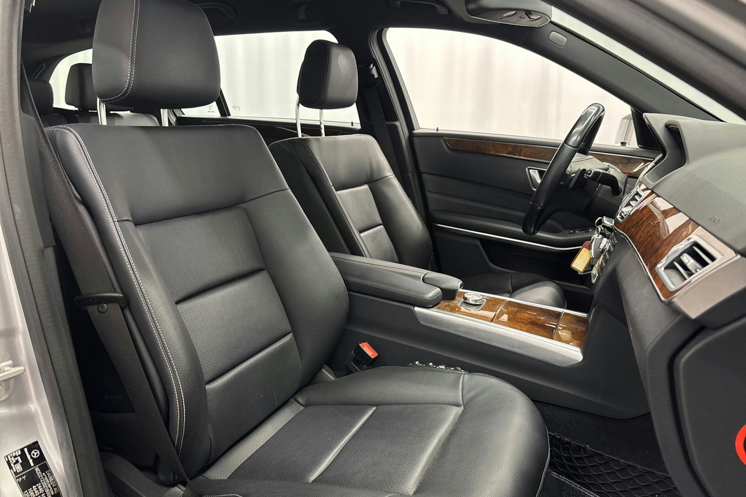 harmaa Mercedes-Benz E 2015 kuva 15.