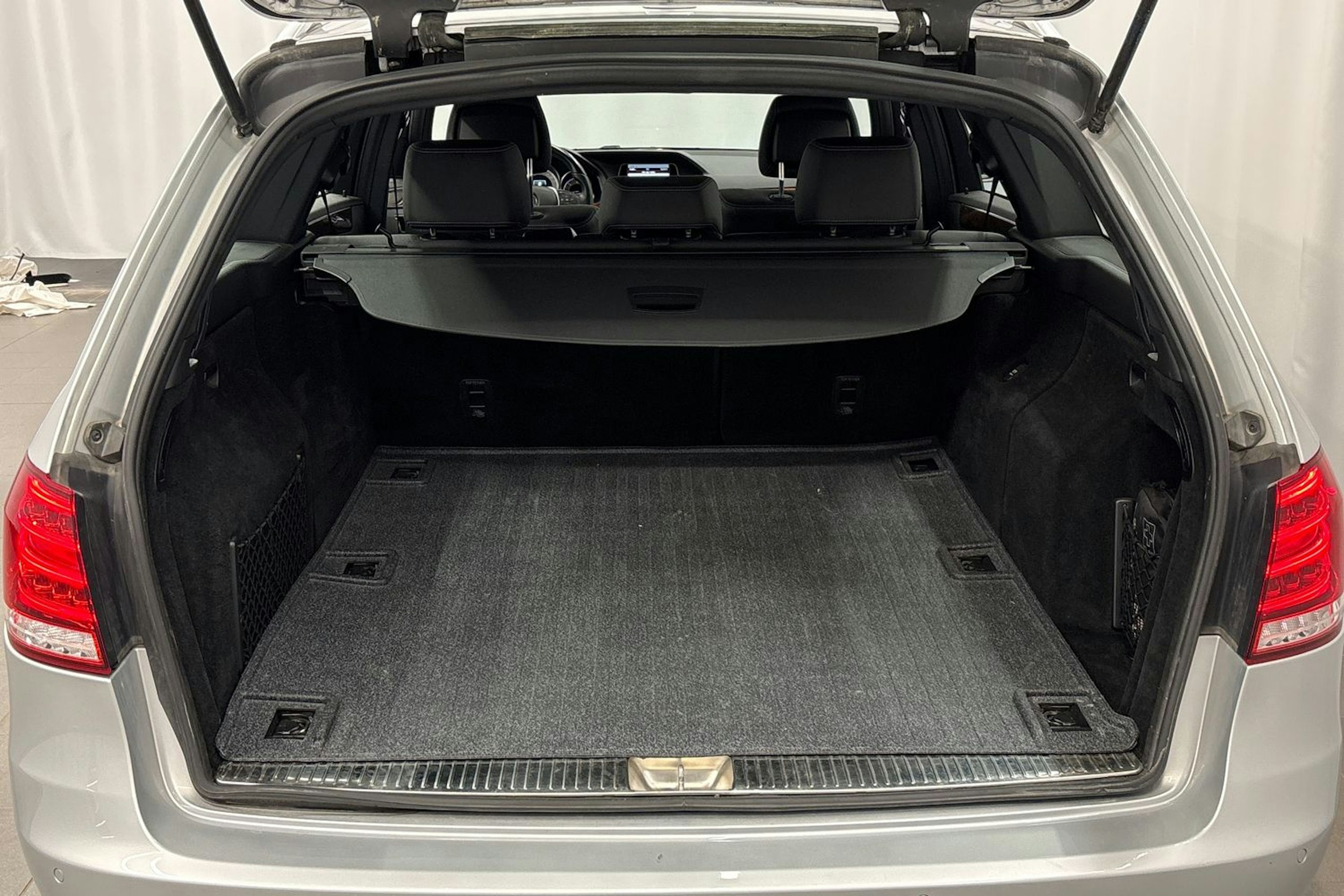 harmaa Mercedes-Benz E 2015 kuva 16.