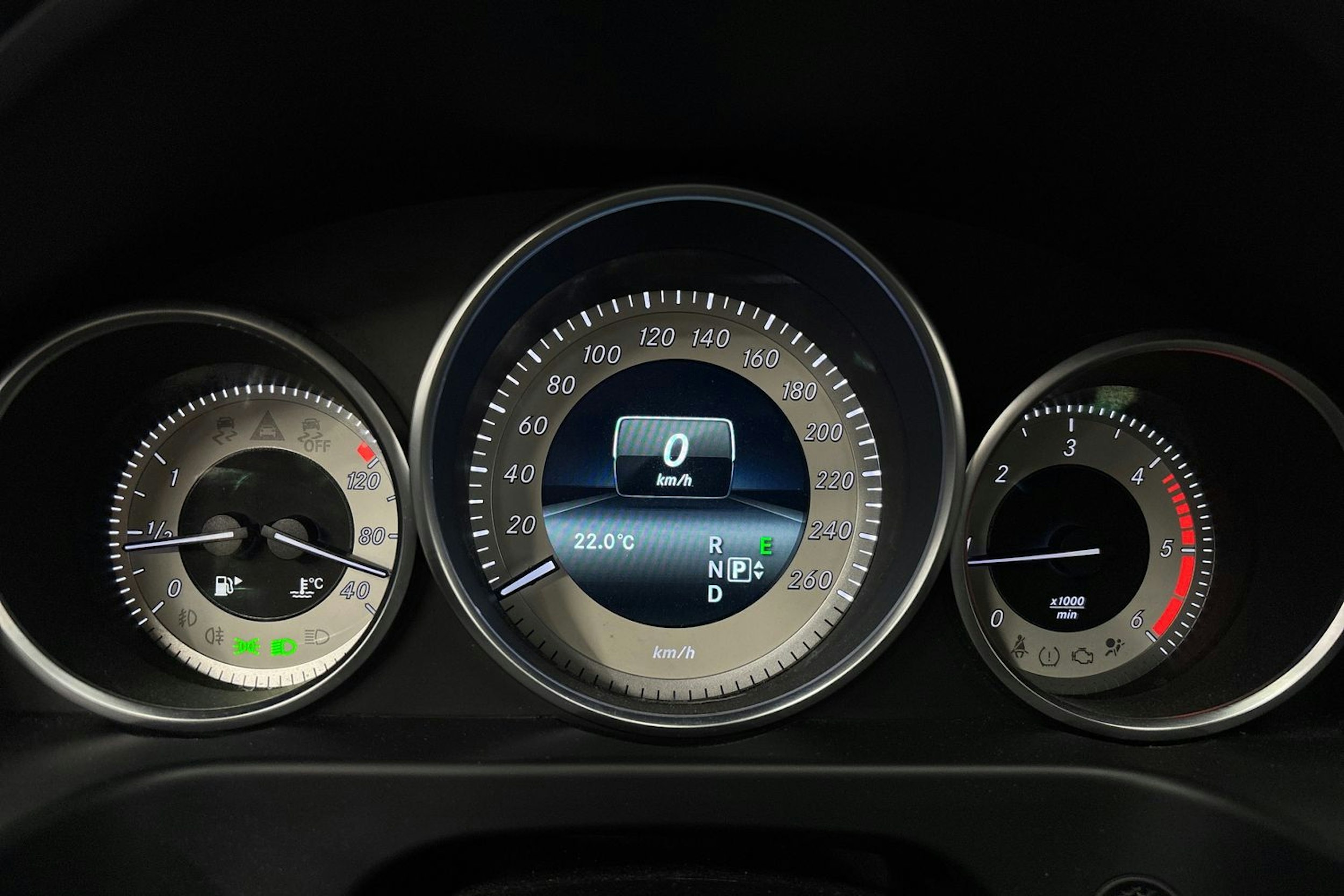 harmaa Mercedes-Benz E 2015 kuva 19.